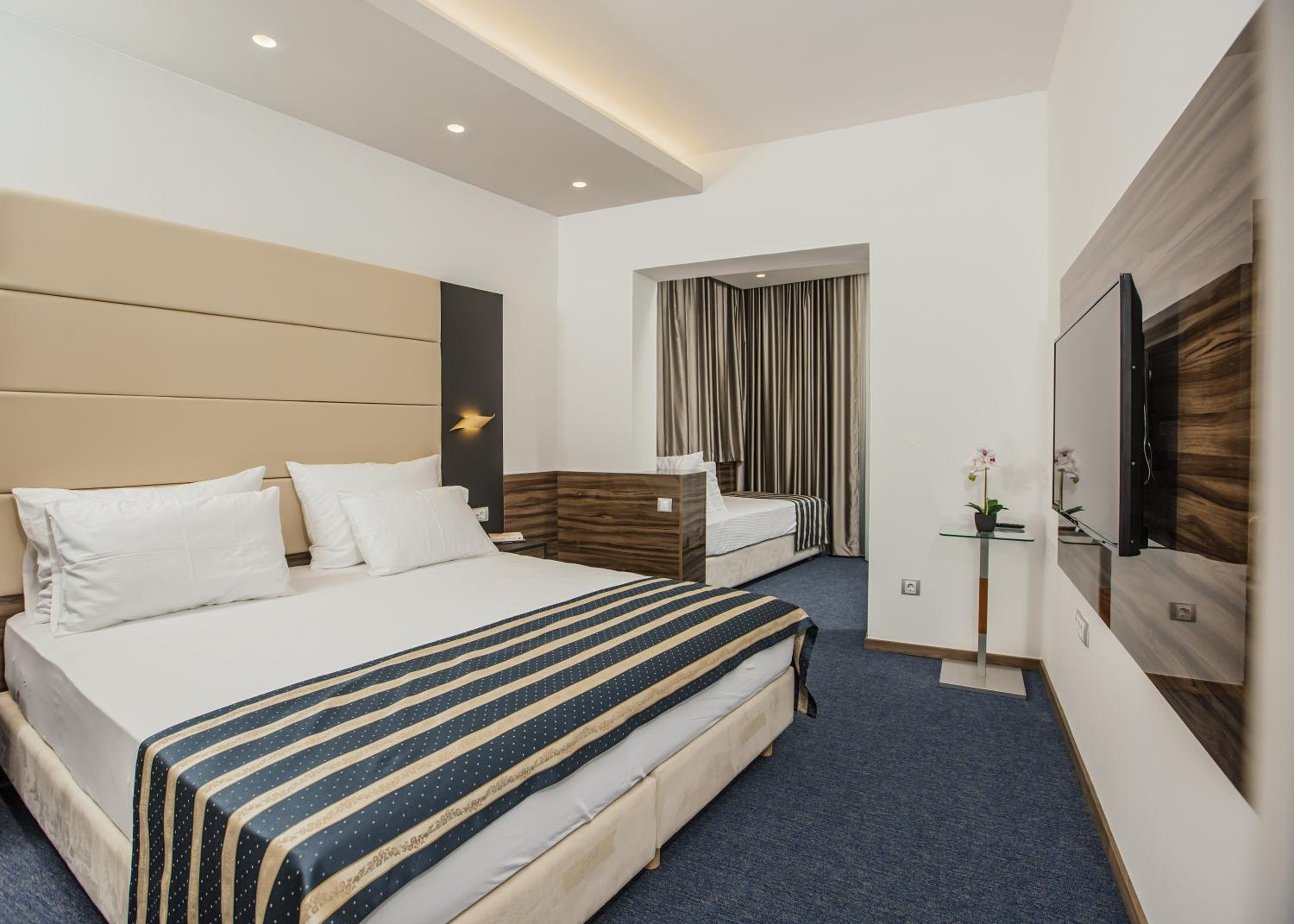 Triple Room with Balcony and Park View - Photo 1
