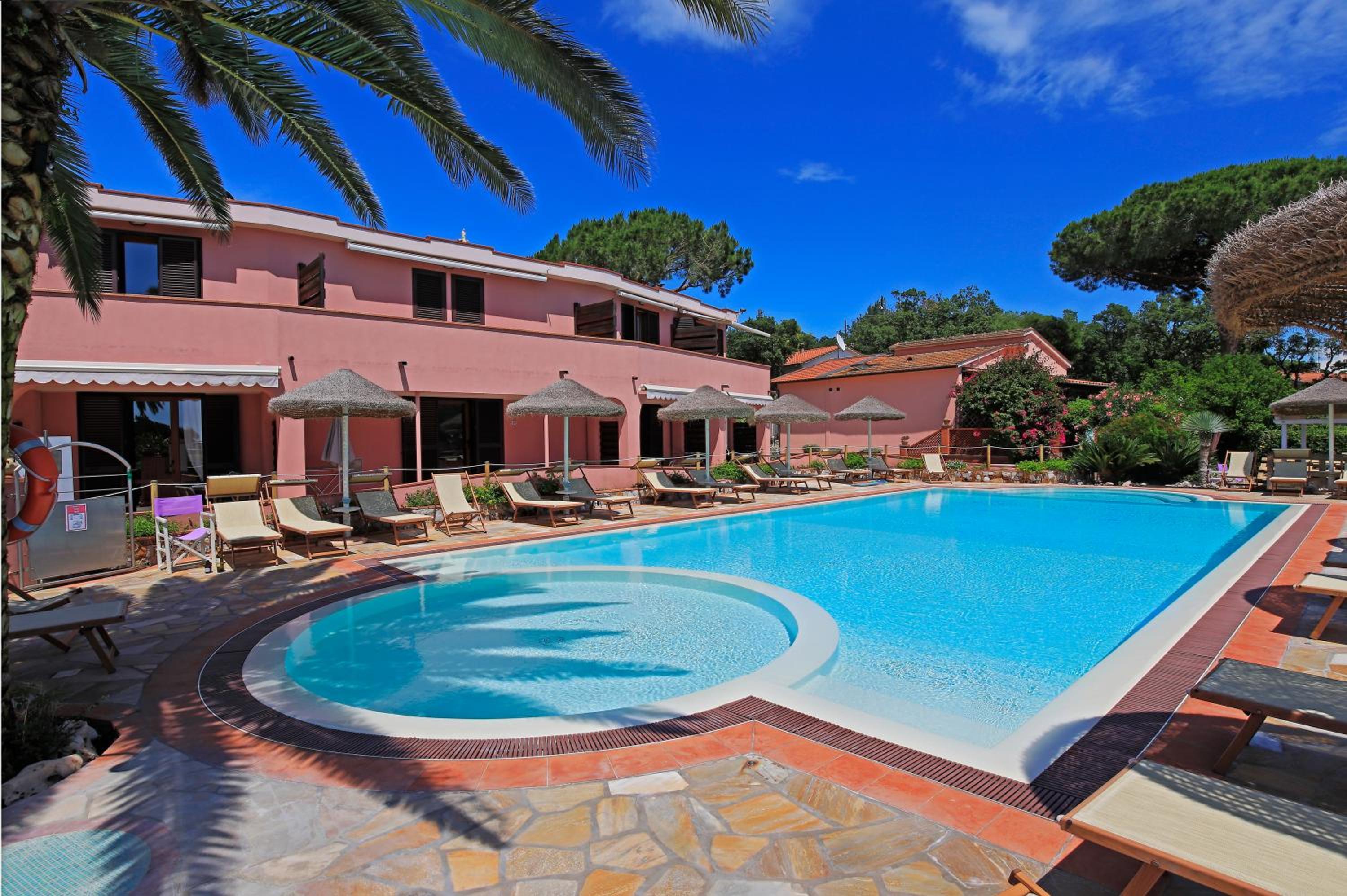 Apartment with Pool View