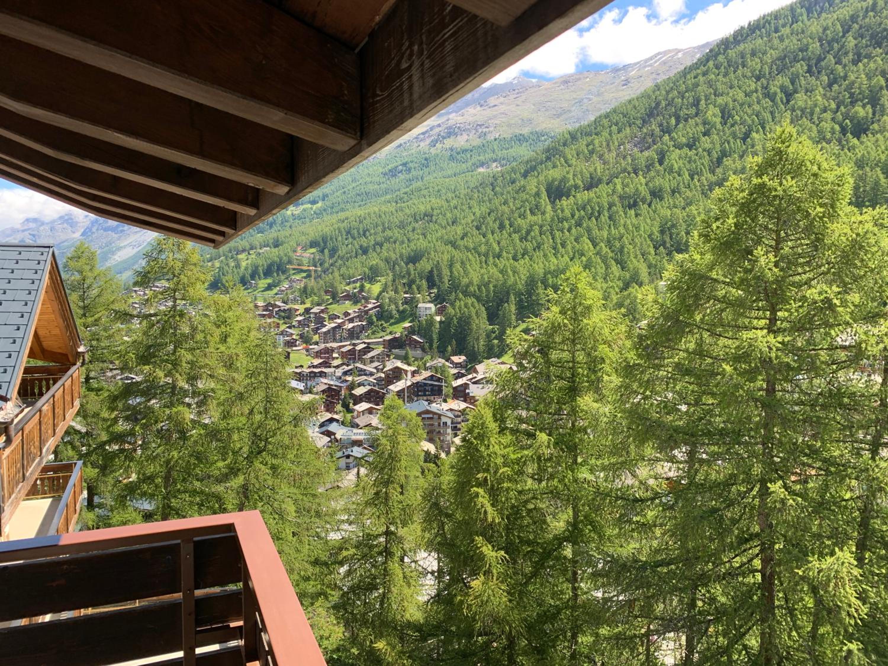 Apartment with Mountain View