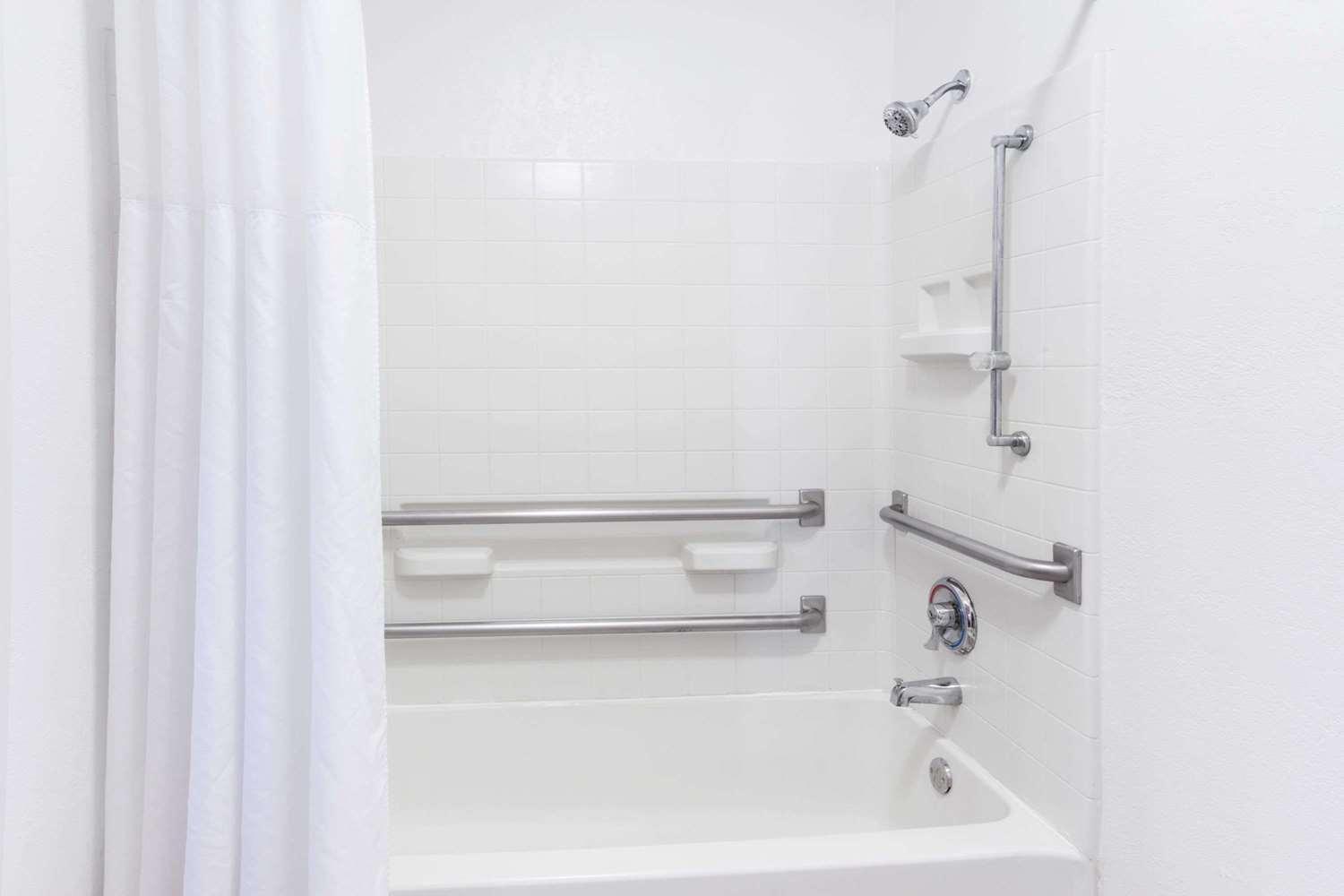 King Room - Disability Access/Non-Smoking photo 2