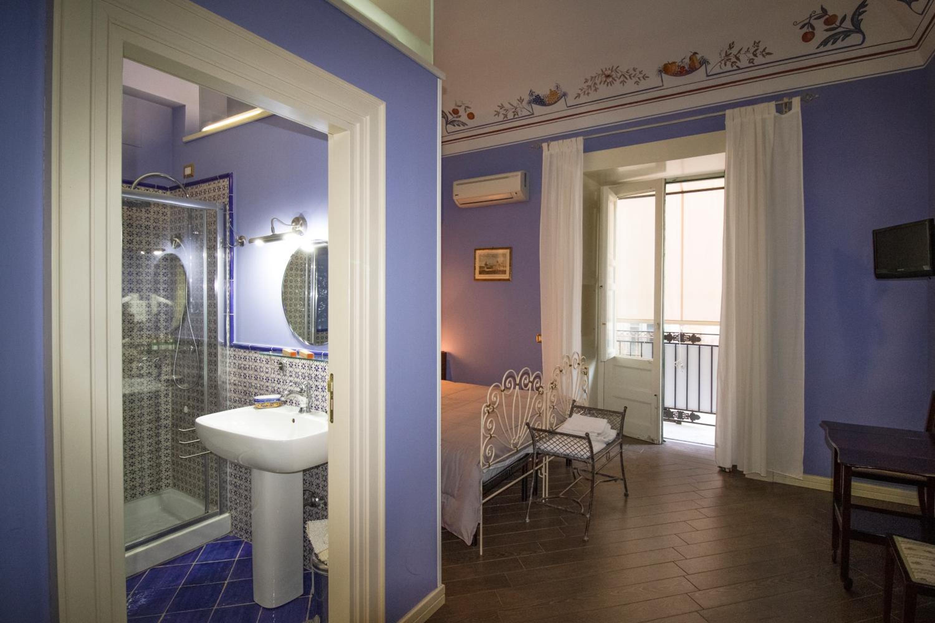 Deluxe Double Room with Balcony - Photo 12
