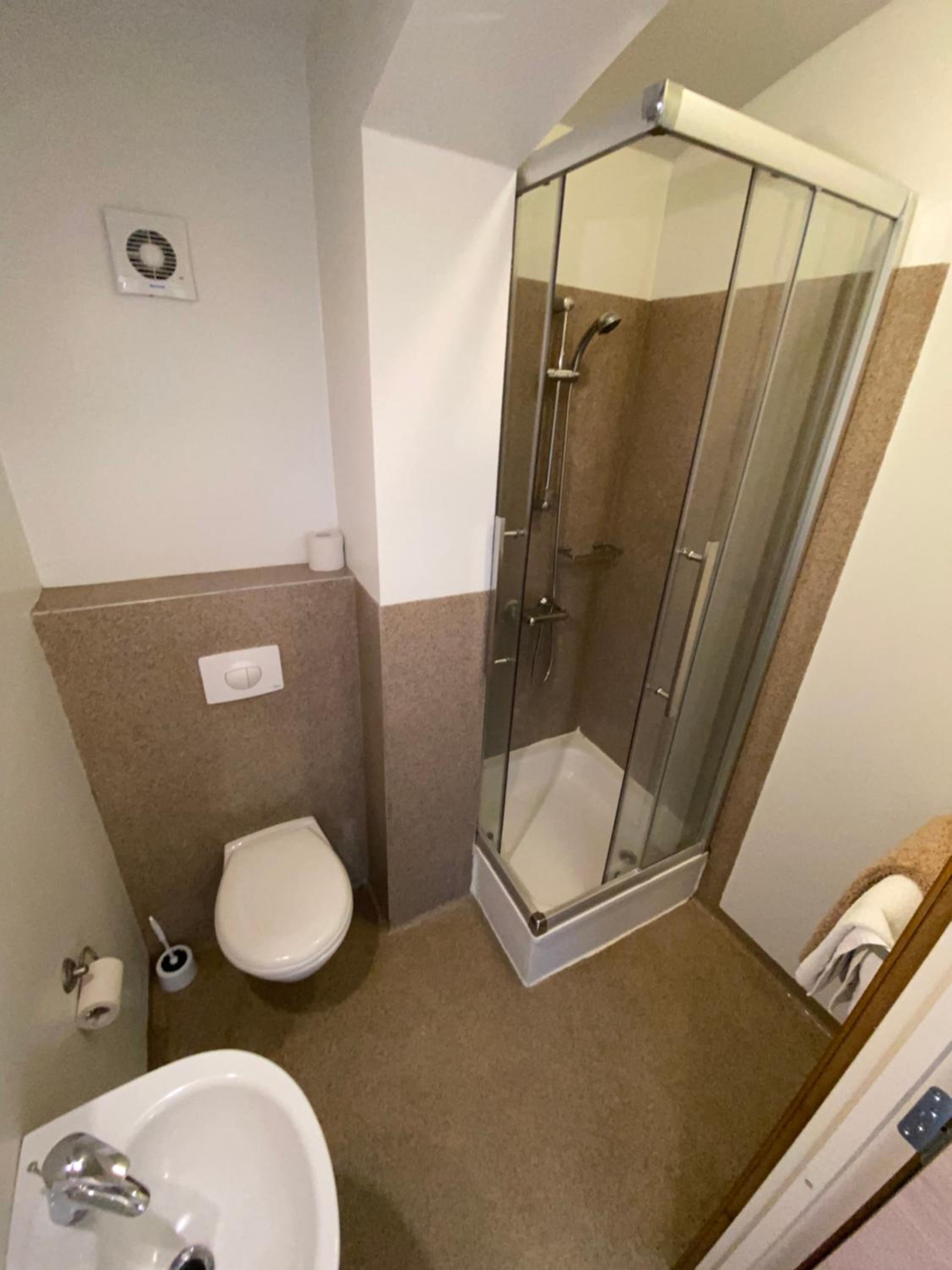 Double or Twin Room with Private Bathroom - Photo 2