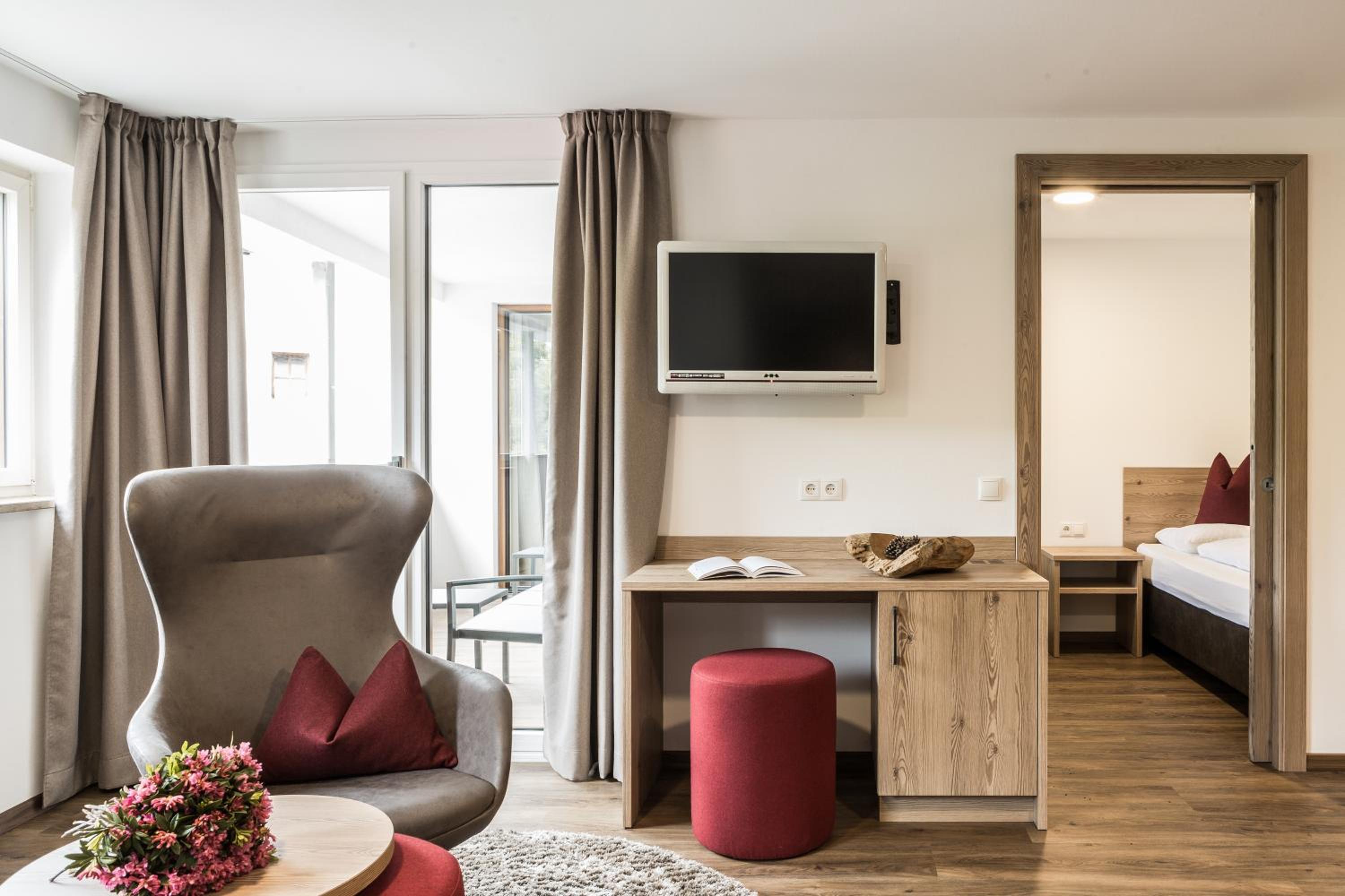 Deluxe Family Suite - Photo 2