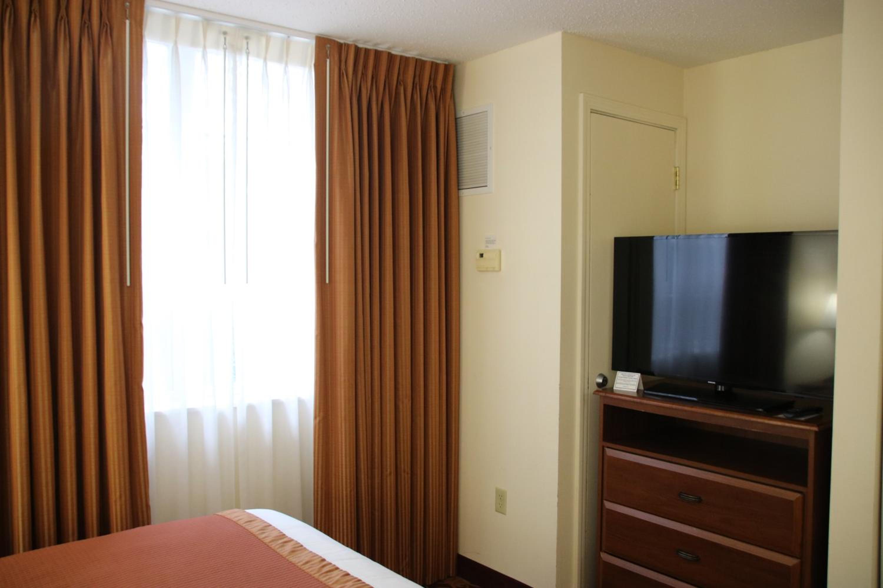 One-Bedroom King Suite - Non-Smoking - Photo 5
