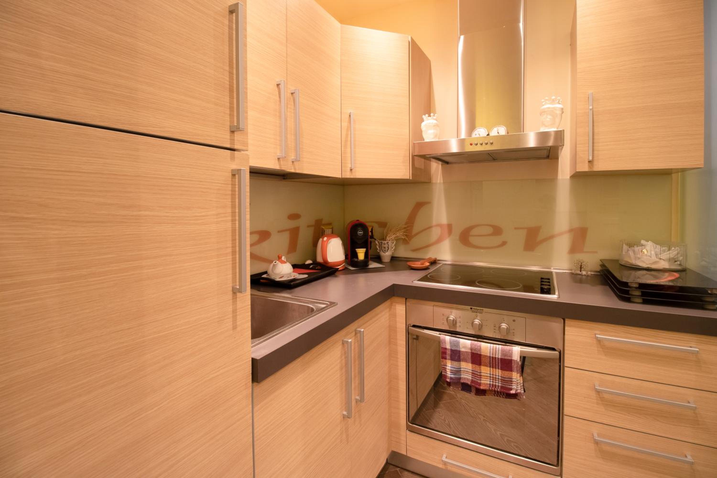 Deluxe Double Room with Balcony - Photo 21