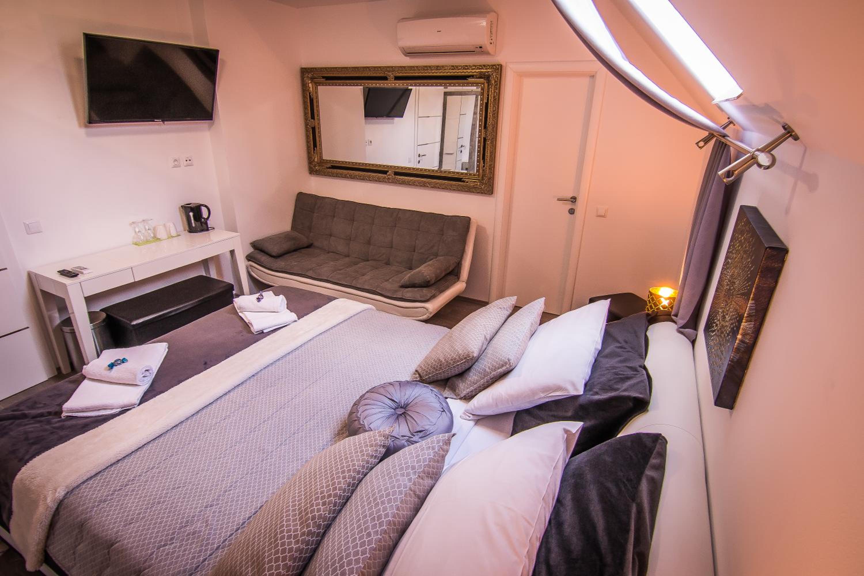 Double Room with Extra Bed - Photo 3