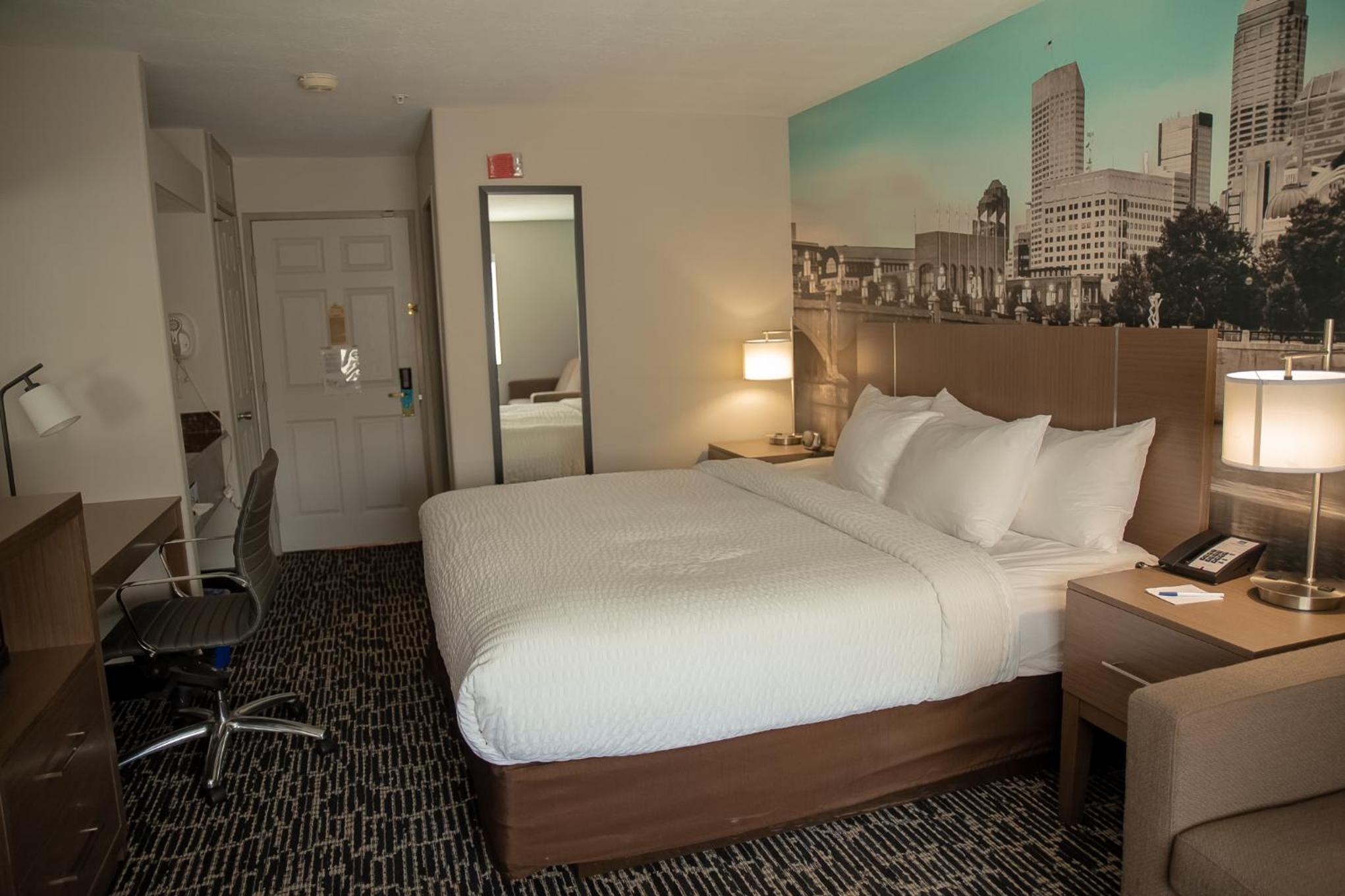 King Suite with Hot Tub and Sofa Bed - Non-Smoking photo 3