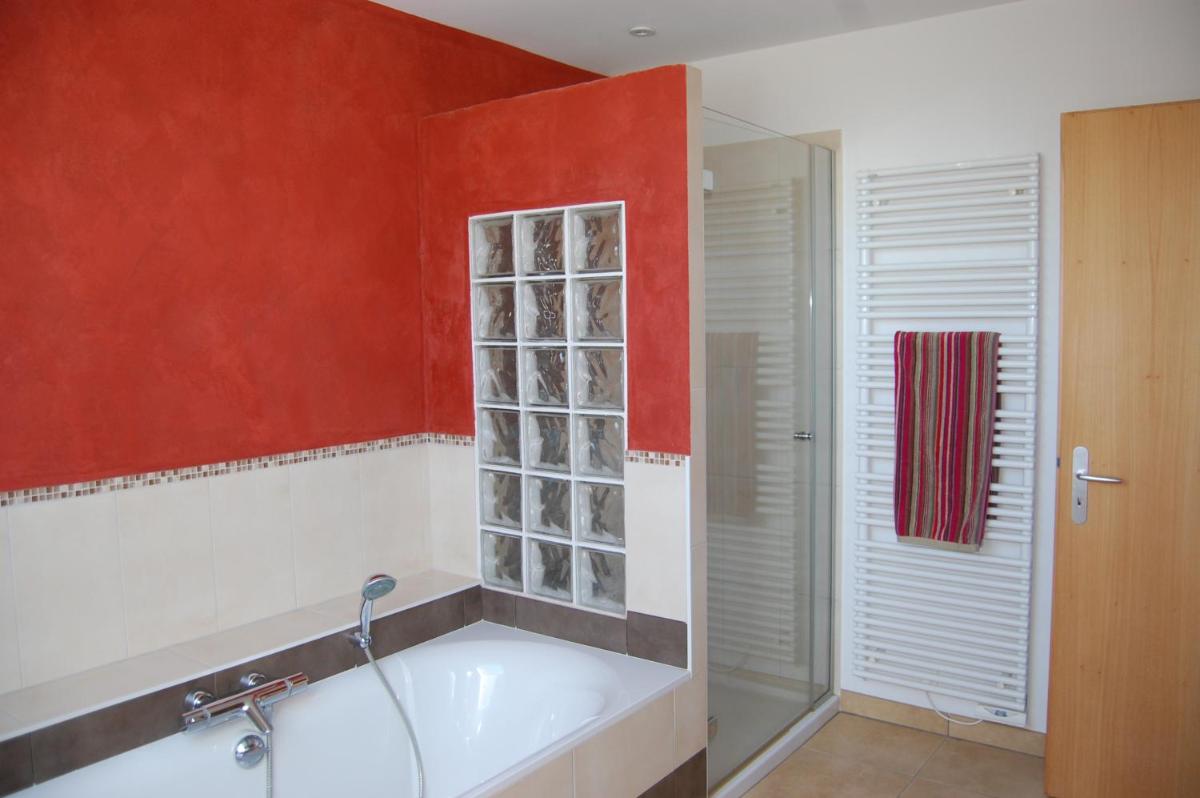 Double Room with Private Bathroom - Photo 4