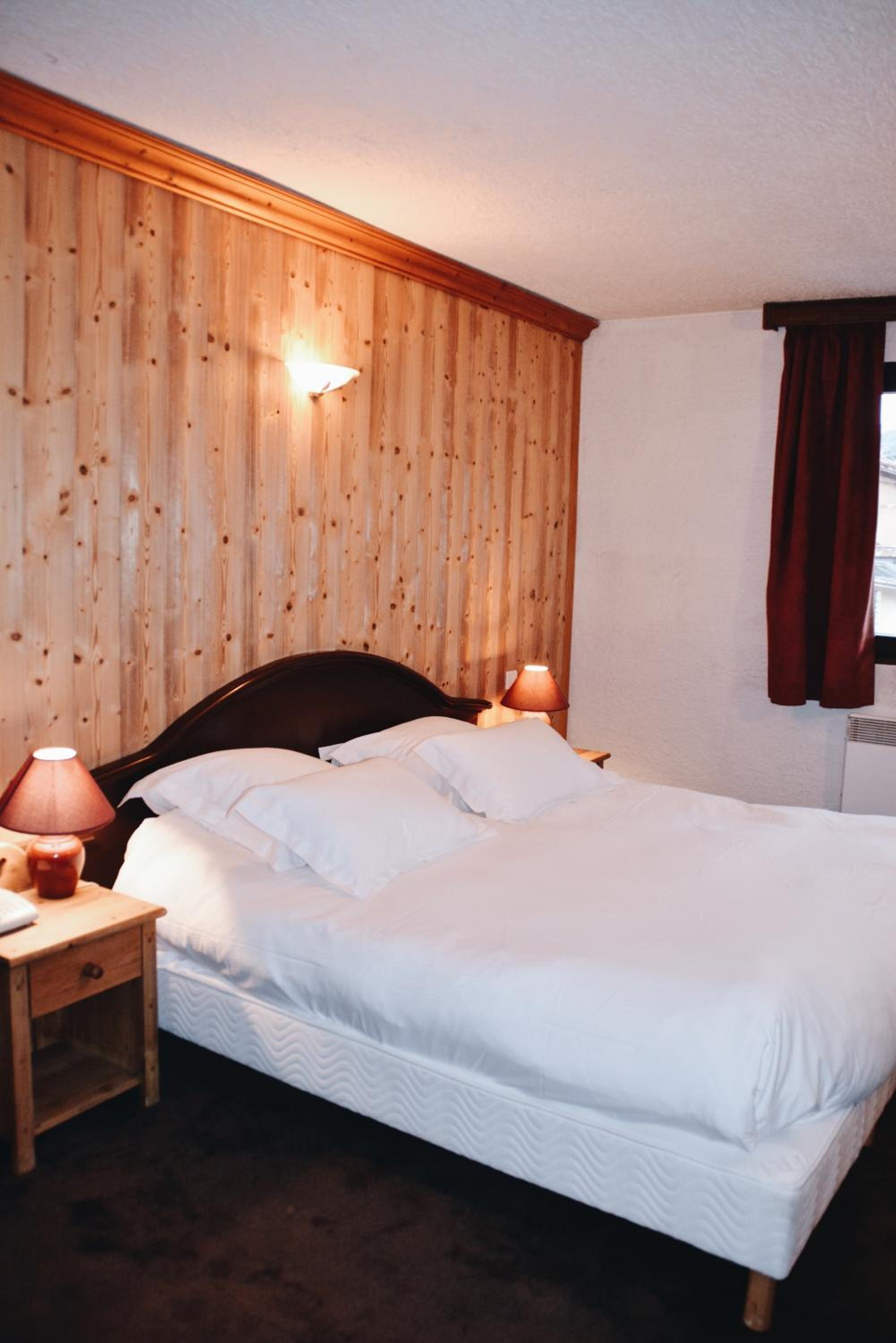 Standard Double Room - Photo 8