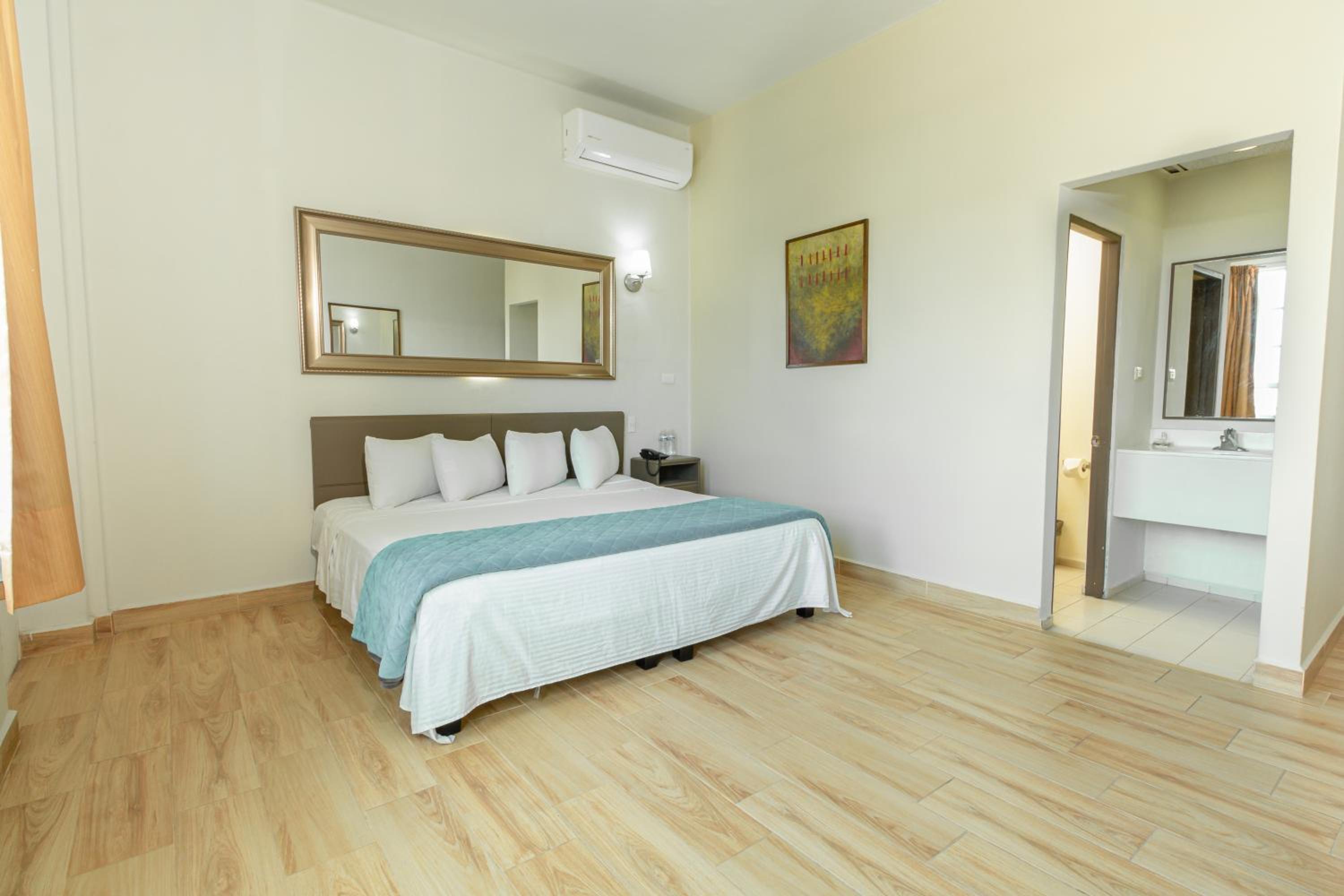 Junior Suite with Balcony photo 1