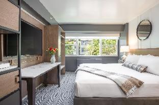Deluxe King Room with City View - Photo 1