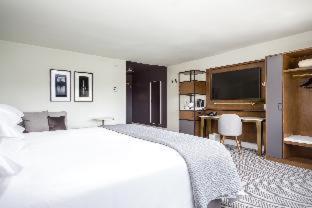 Executive Queen Room with Two Queen Beds and Roll-In Shower - Mobility Accessible photo 3