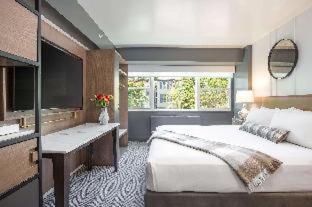Executive Queen Room with Two Queen Beds and Roll-In Shower - Mobility Accessible photo 2