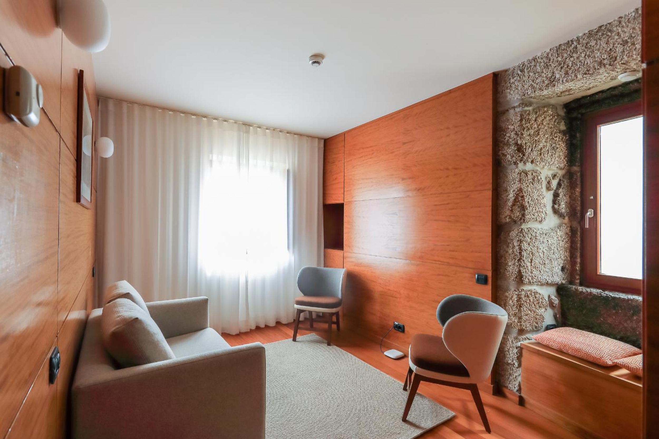 Suite with Pool View - Photo 7