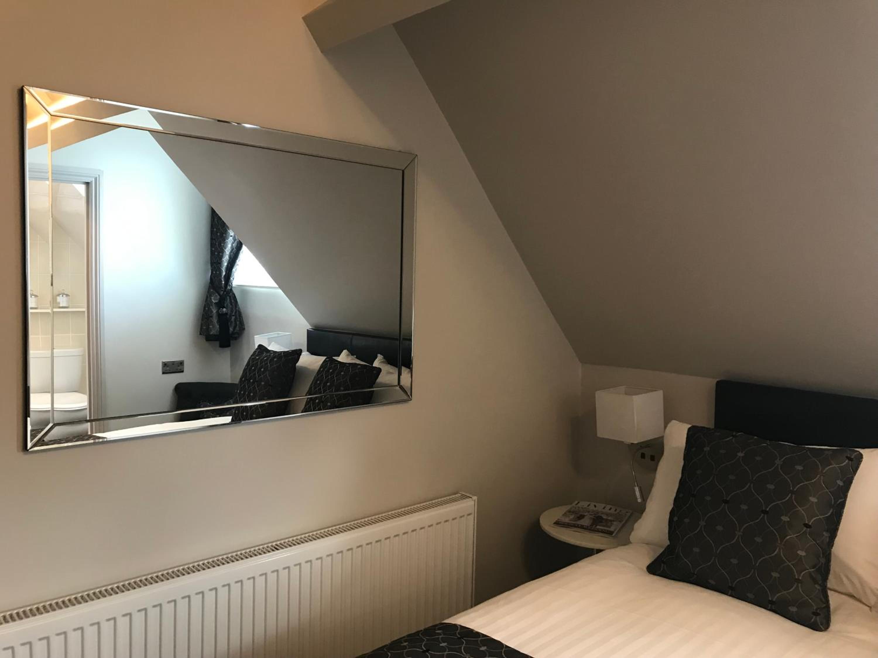 Double Room with Ensuite - Photo 8
