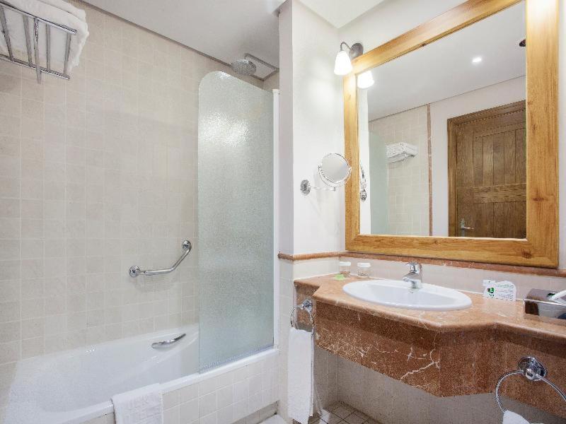 Double Room with Sofa (2 Adultos + 2 Children)