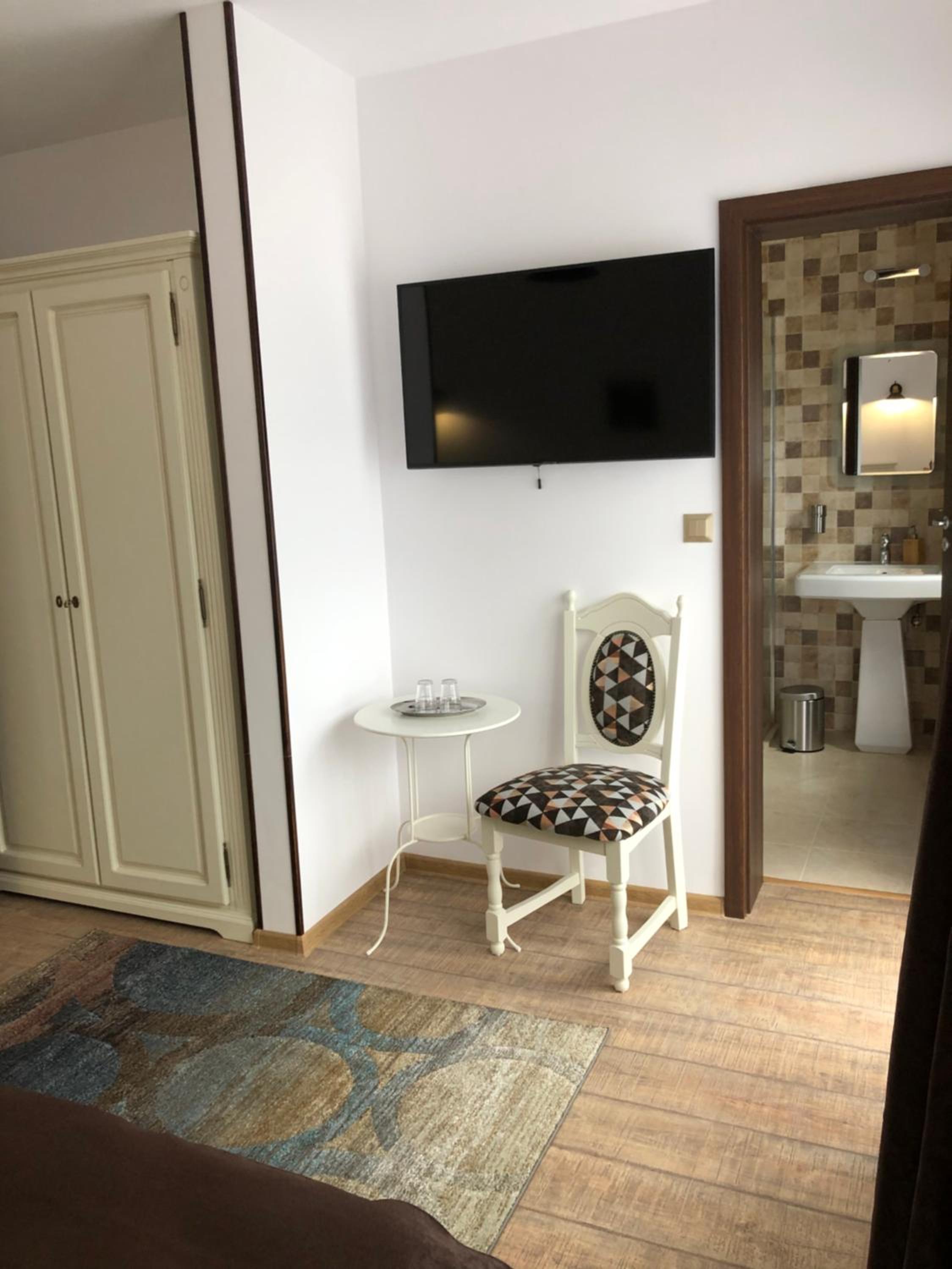 Large Double Room - Photo 1
