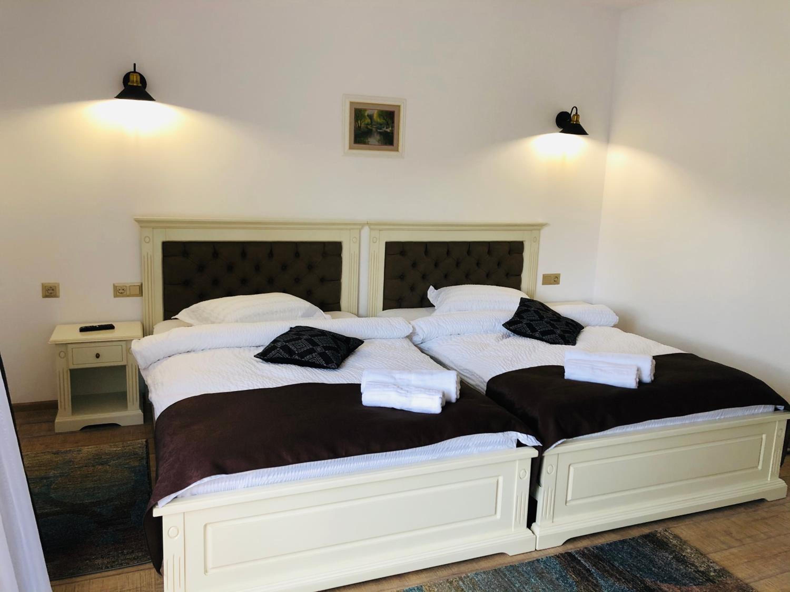 Large Double Room - Photo 2
