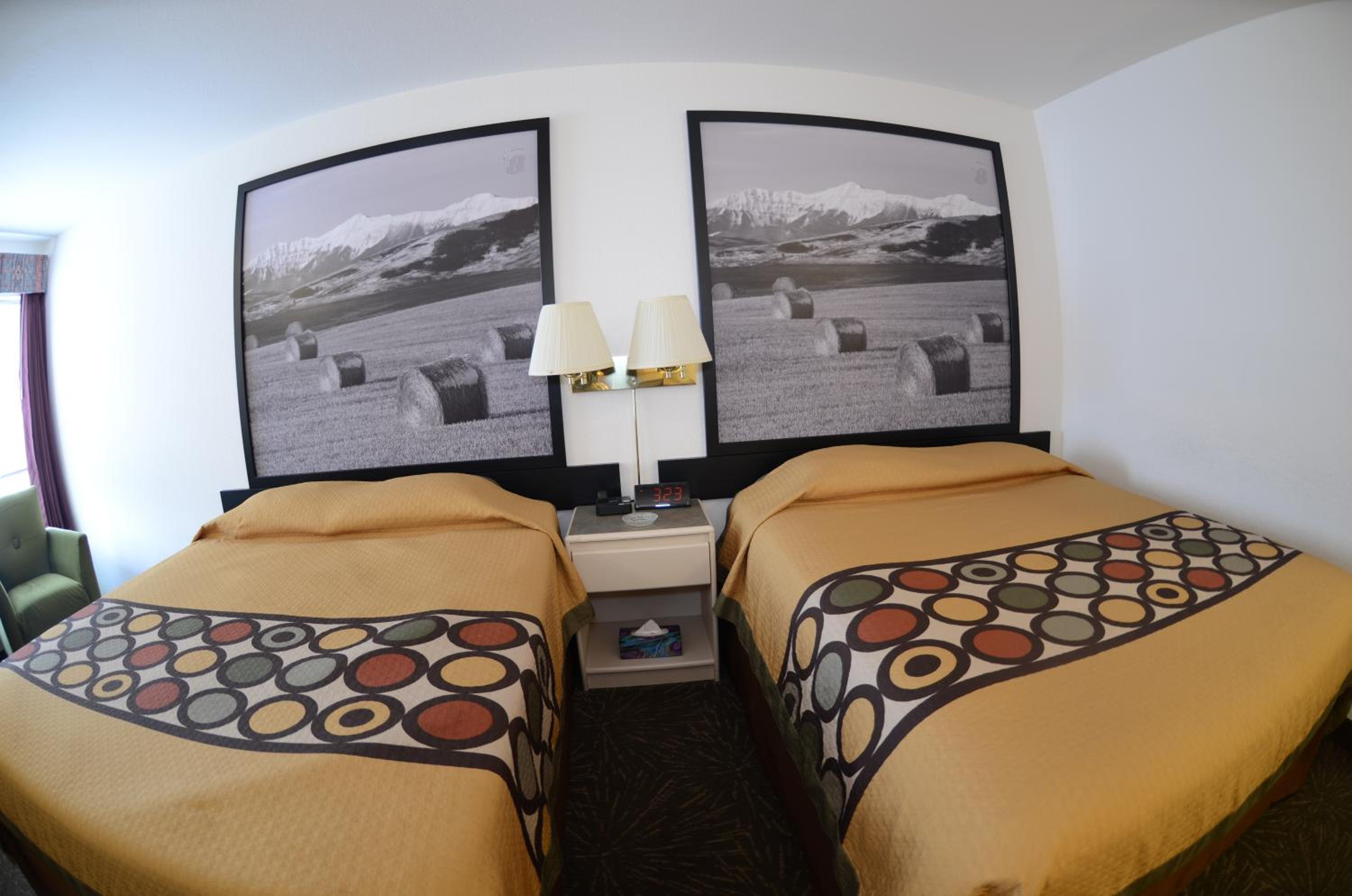 Queen Room with Two Queen Beds - Second Floor/Non-Smoking photo 1