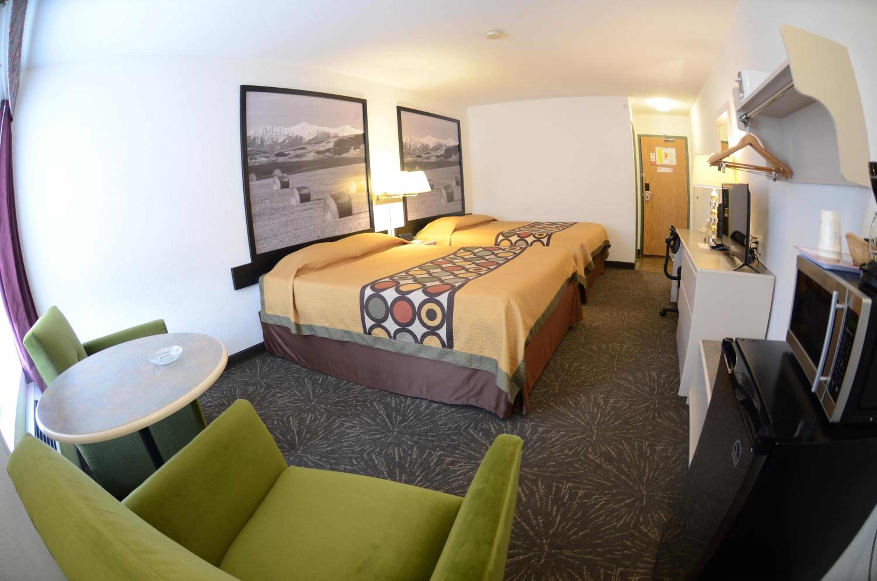 Queen Room with Two Queen Beds - Second Floor/Non-Smoking photo 3