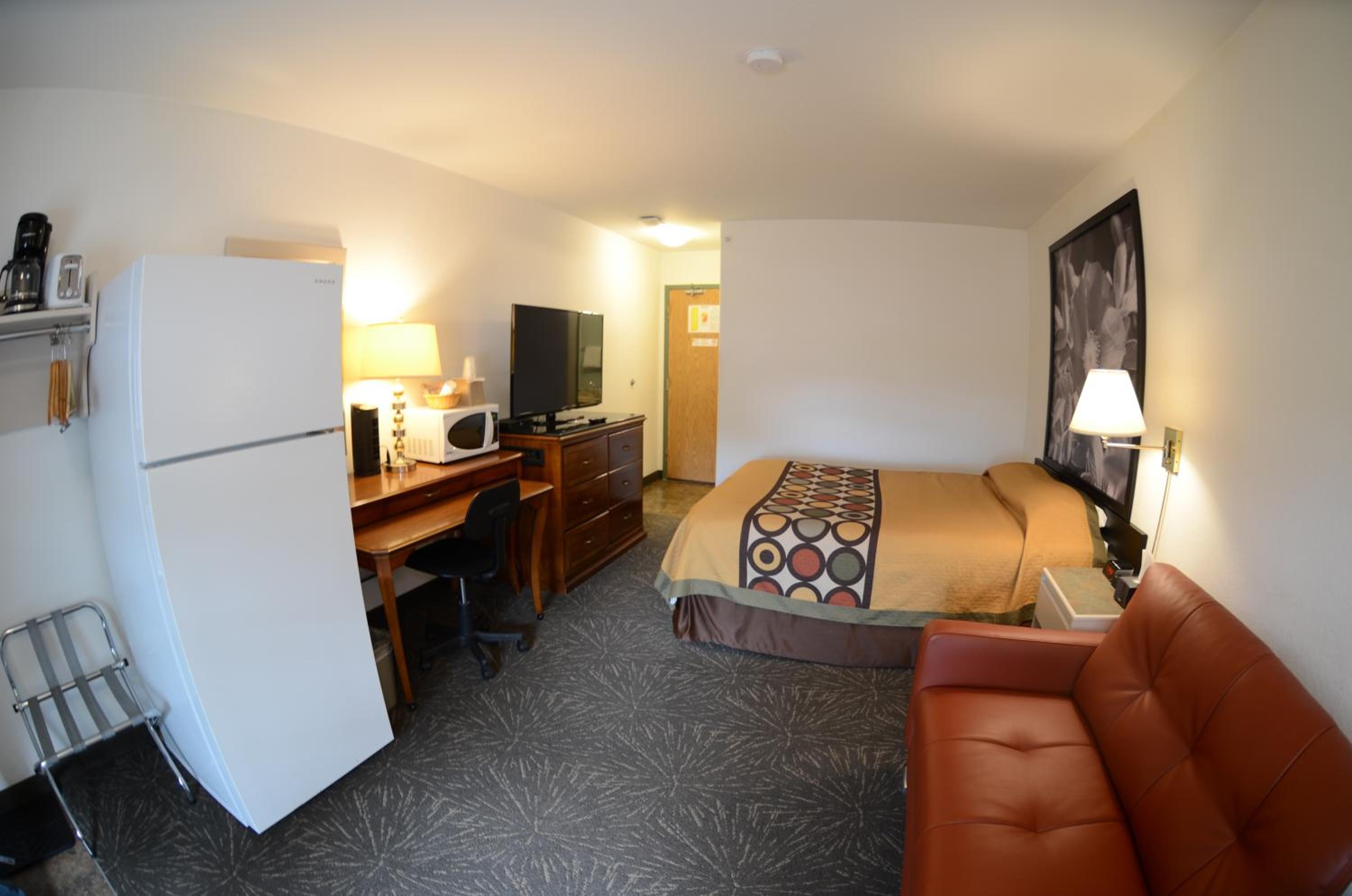 1 Queen Bed, Deluxe Drive-Up Room, Ground Floor, Non-Smoking photo 1