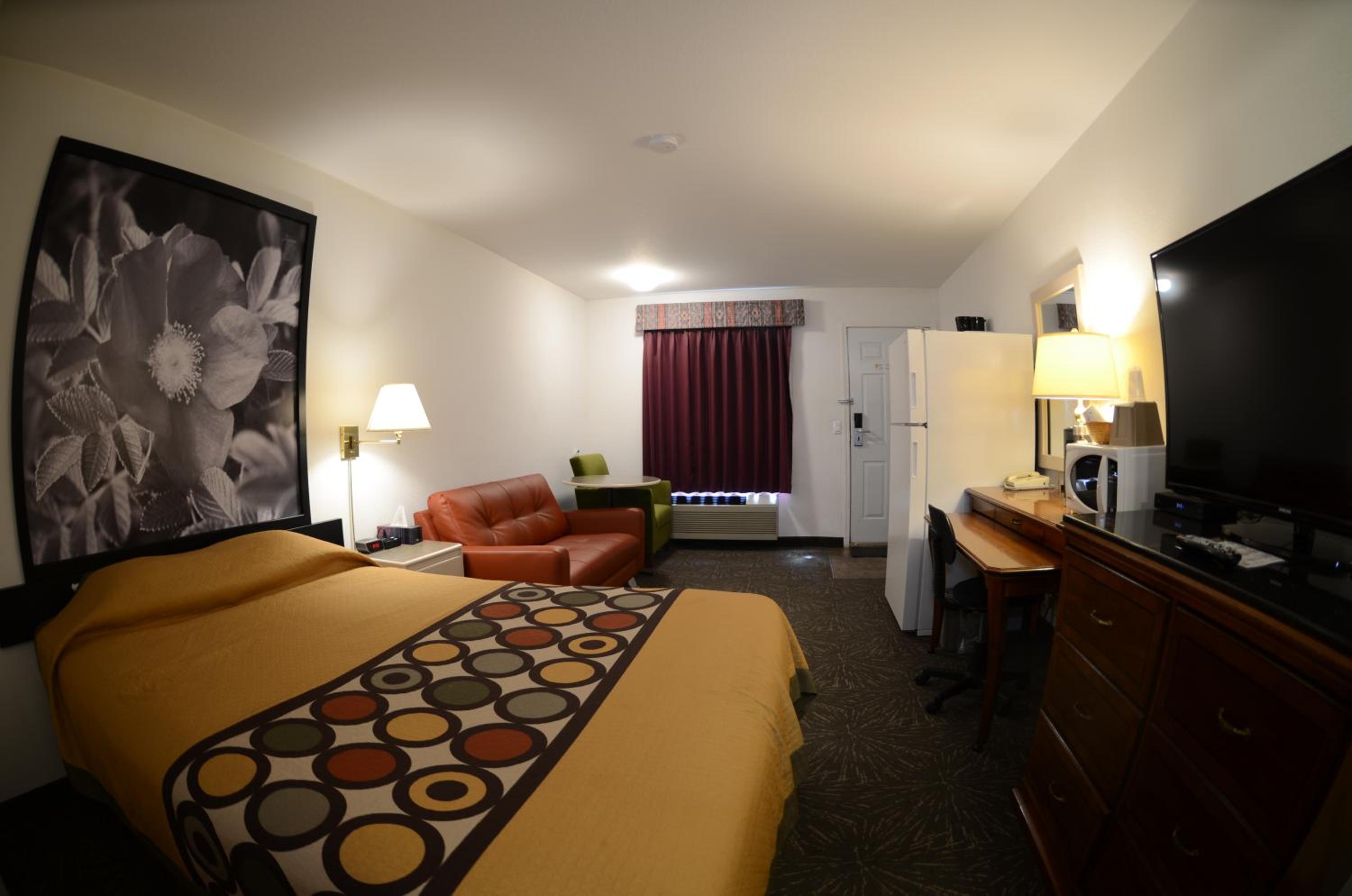 1 Queen Bed, Deluxe Drive-Up Room, Ground Floor, Non-Smoking photo 3