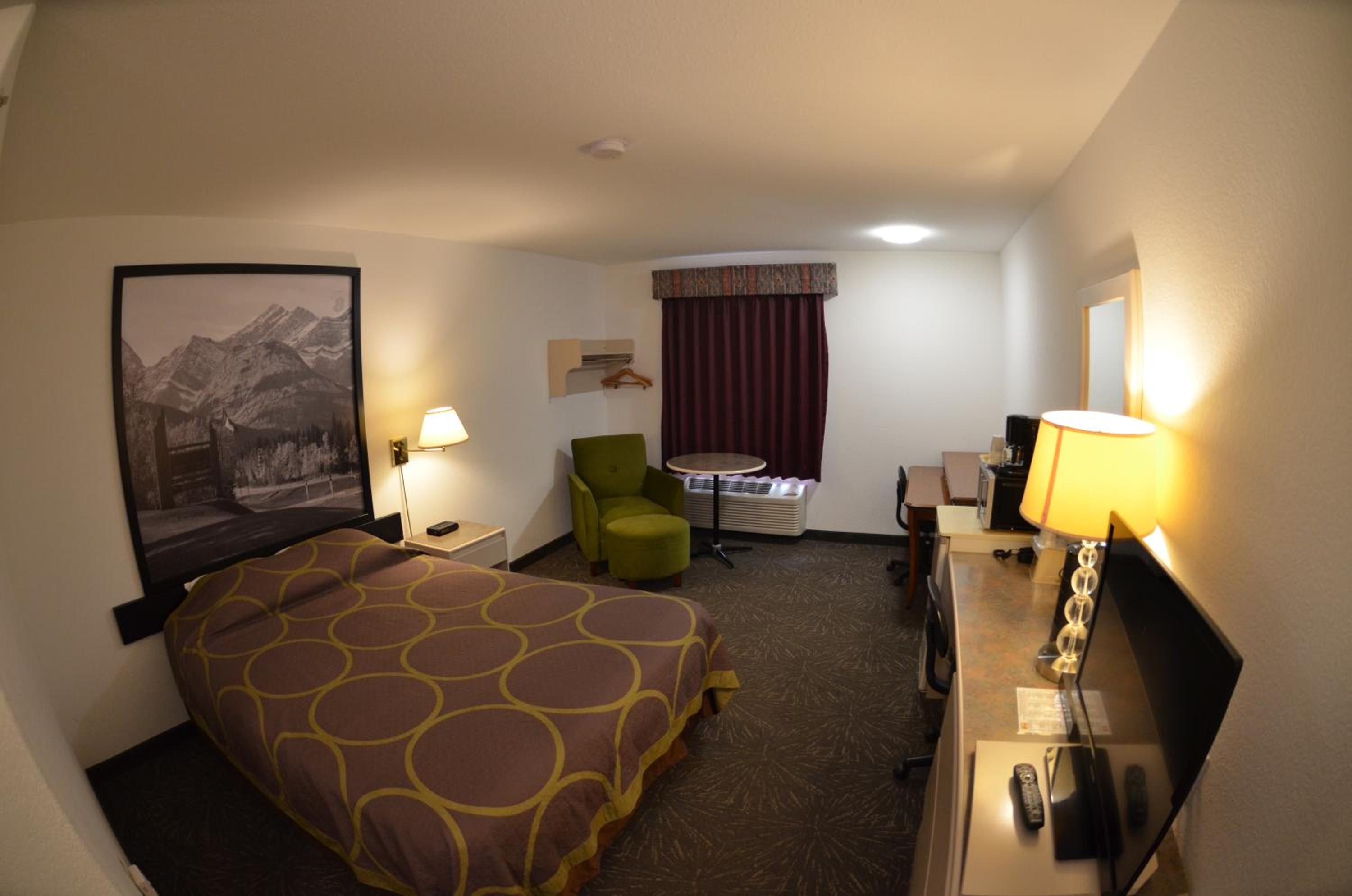 Queen Room - Second Floor/Non-Smoking