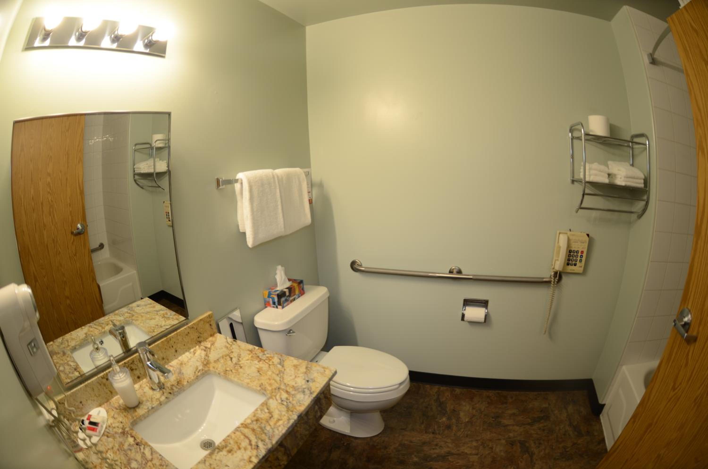 1 Queen Bed, Drive-Up Mobility Accessible Room, Ground Floor, Non-Smoking photo 2