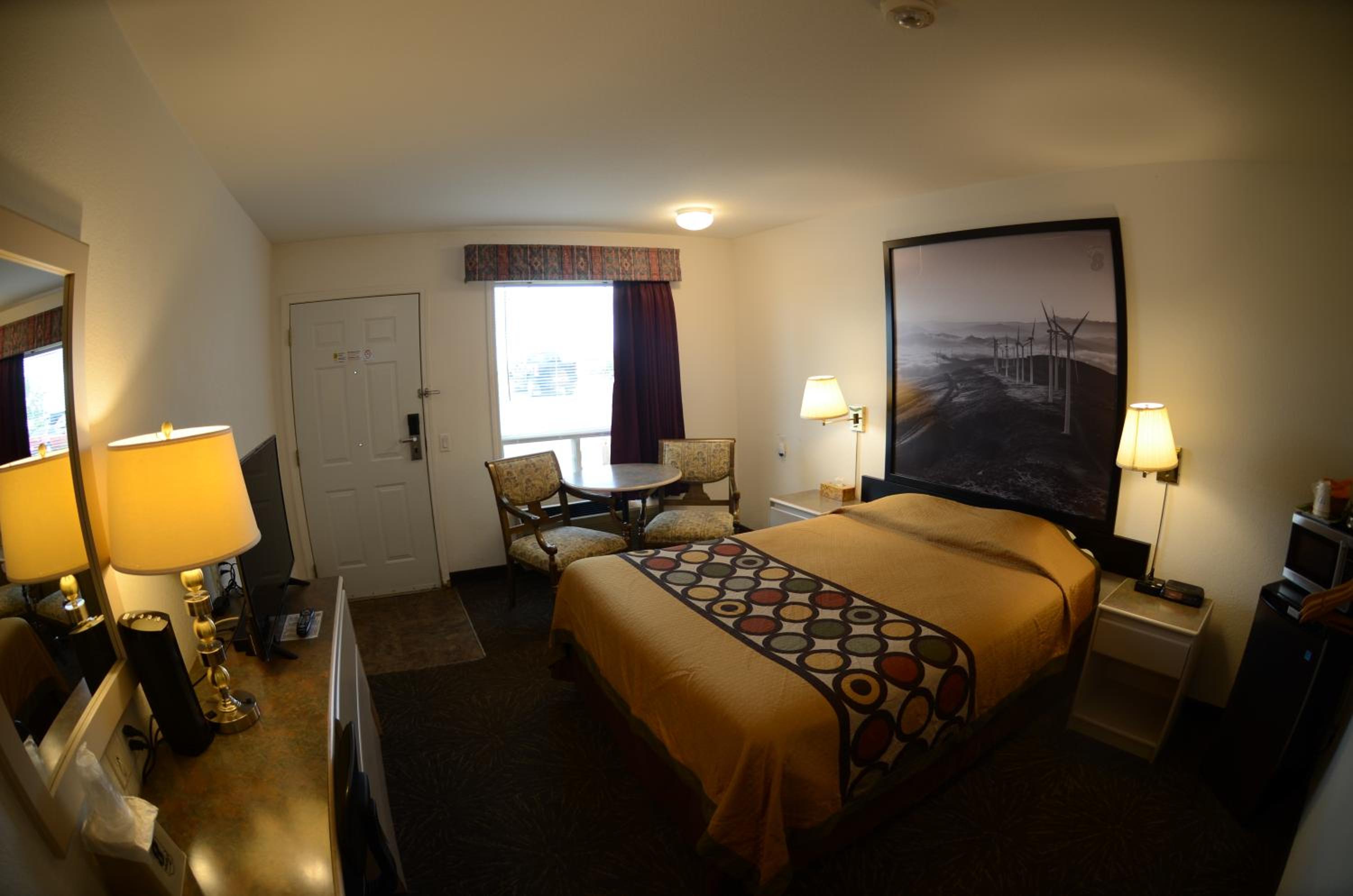 1 Queen Bed, Drive-Up Mobility Accessible Room, Ground Floor, Non-Smoking photo 1