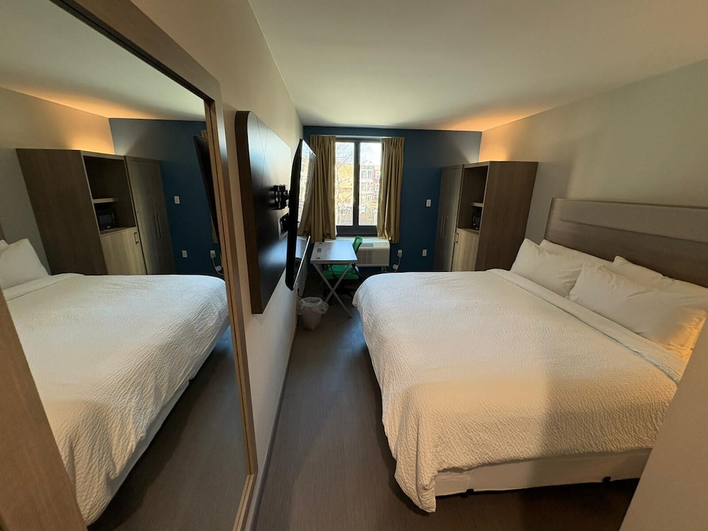 Standard Room, 1 King Bed, Roll-in Shower (Mobility Accessible)