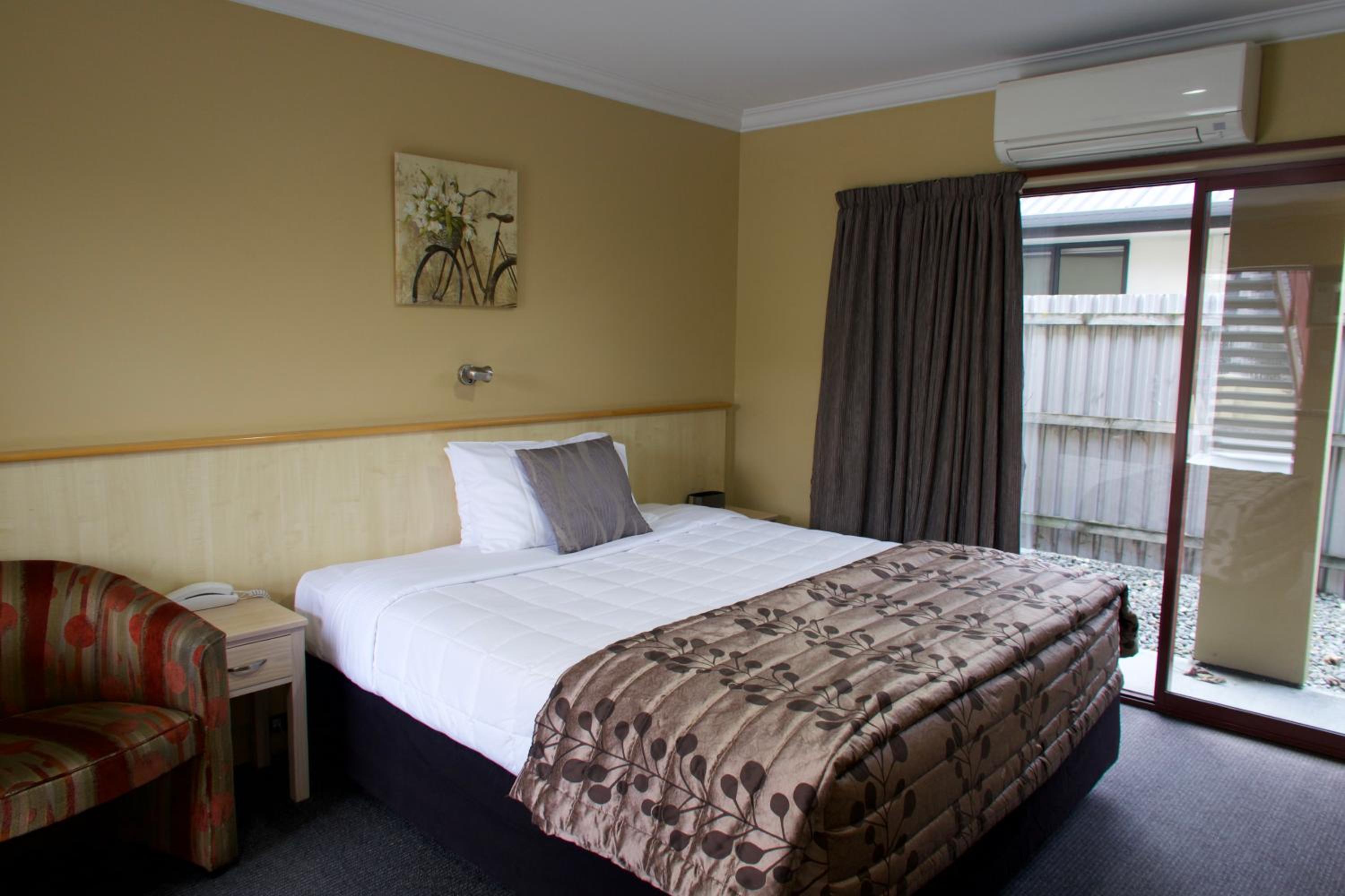 Deluxe Studio with Spa Bath - Photo 1