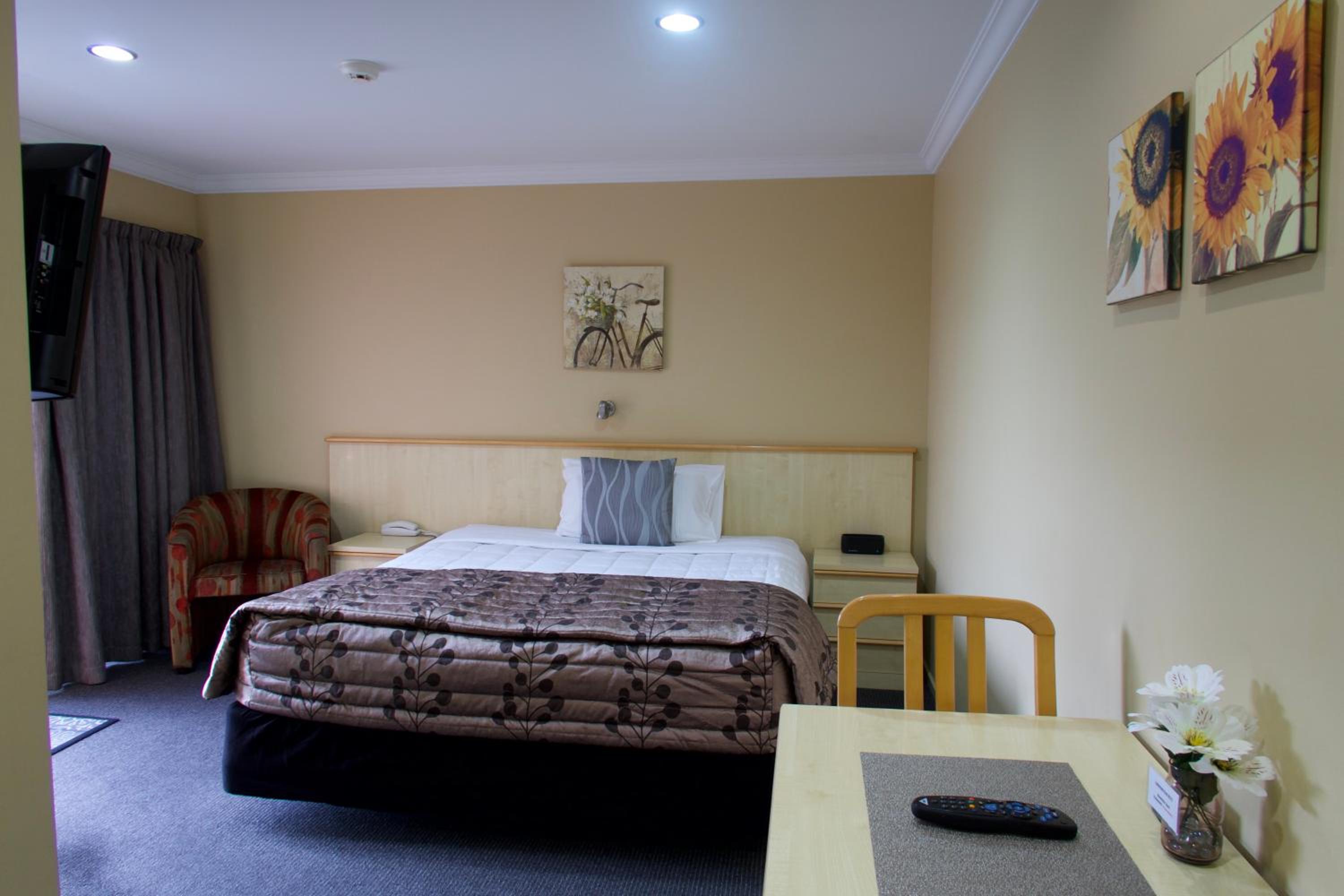Deluxe Studio with Spa Bath - Photo 4