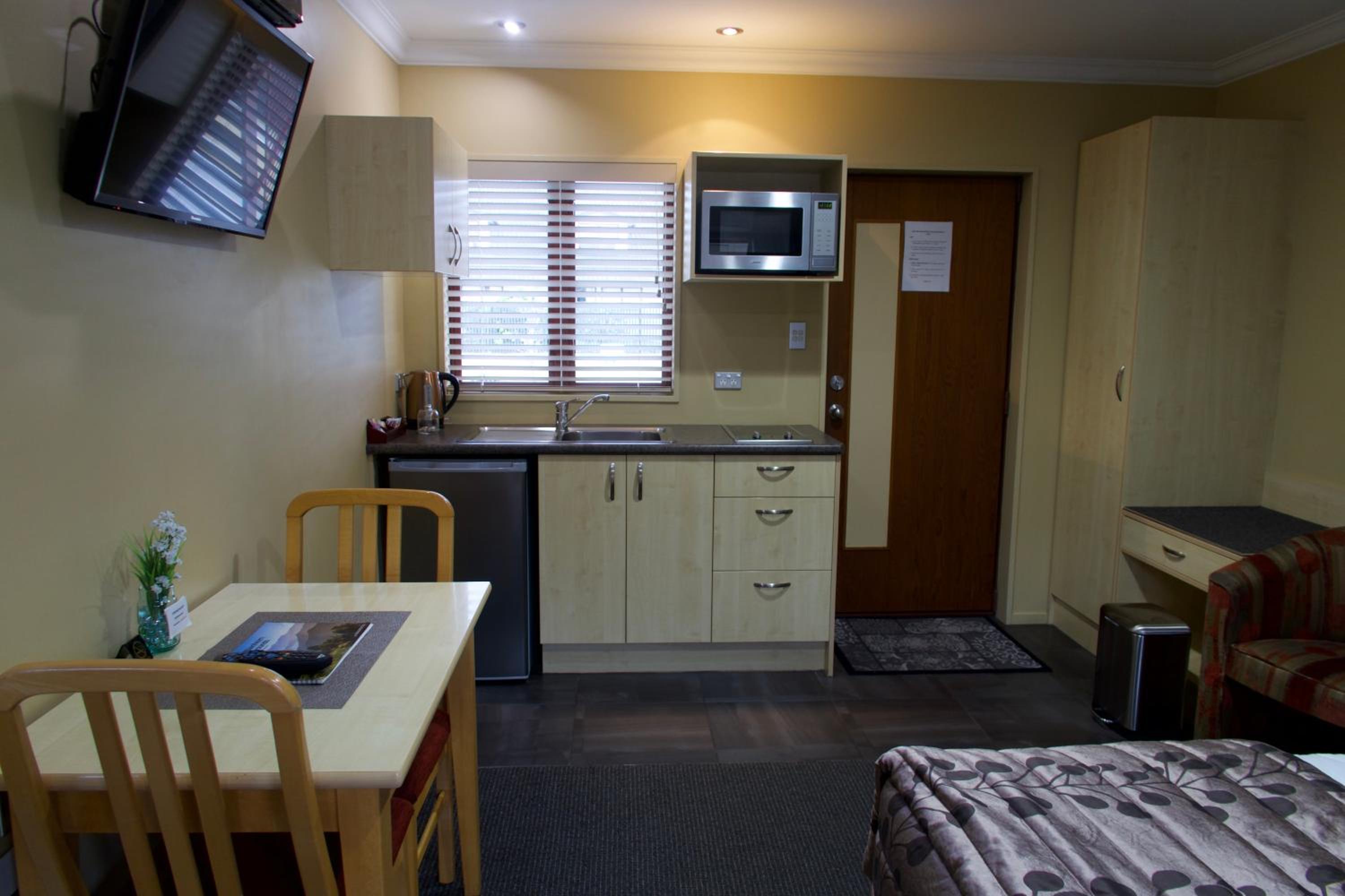 Deluxe Studio with Spa Bath - Photo 3
