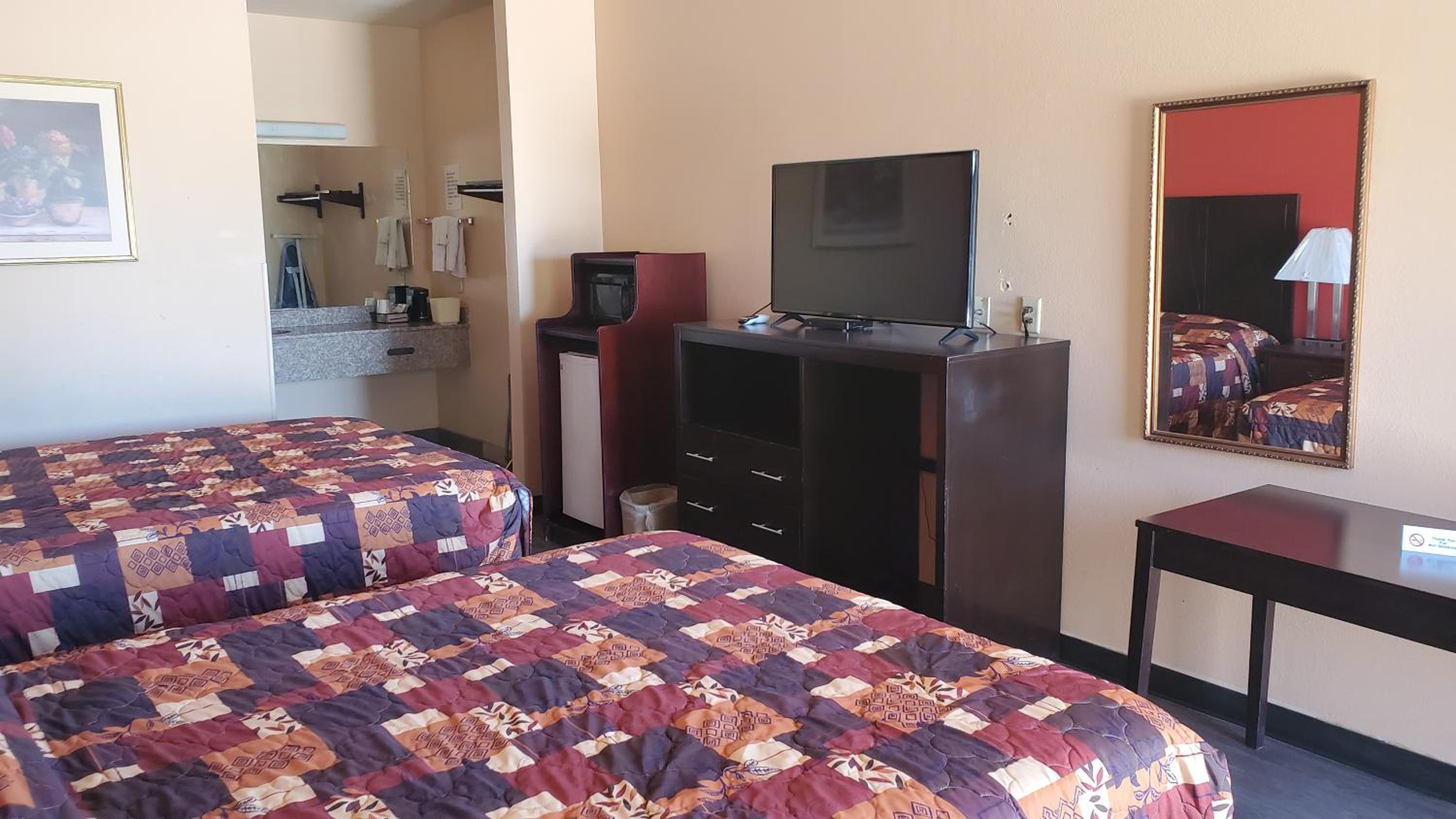Standard Queen Room with Two Queen Beds photo 1