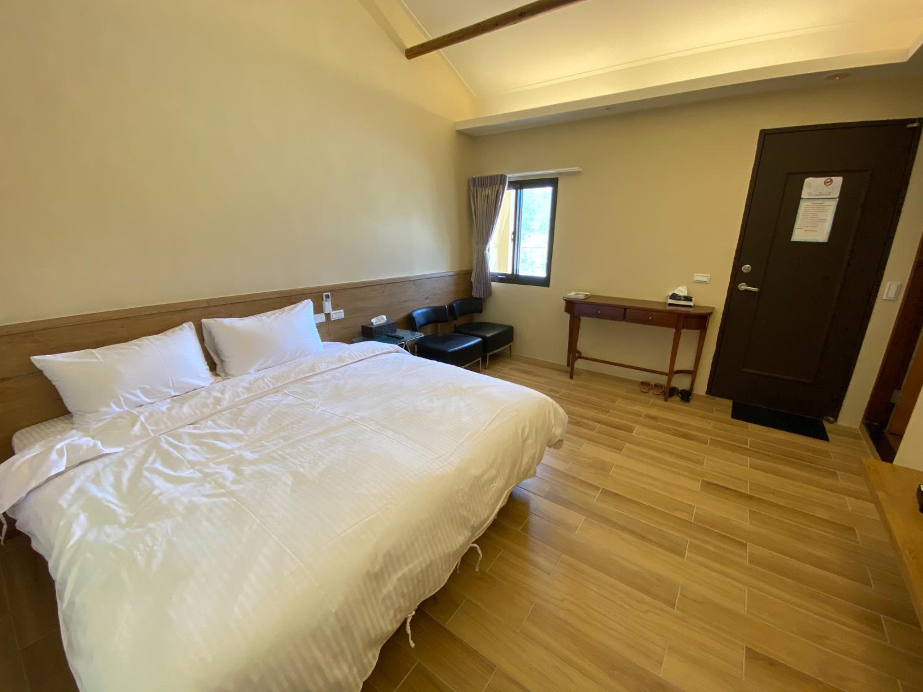 Queen Room photo 2