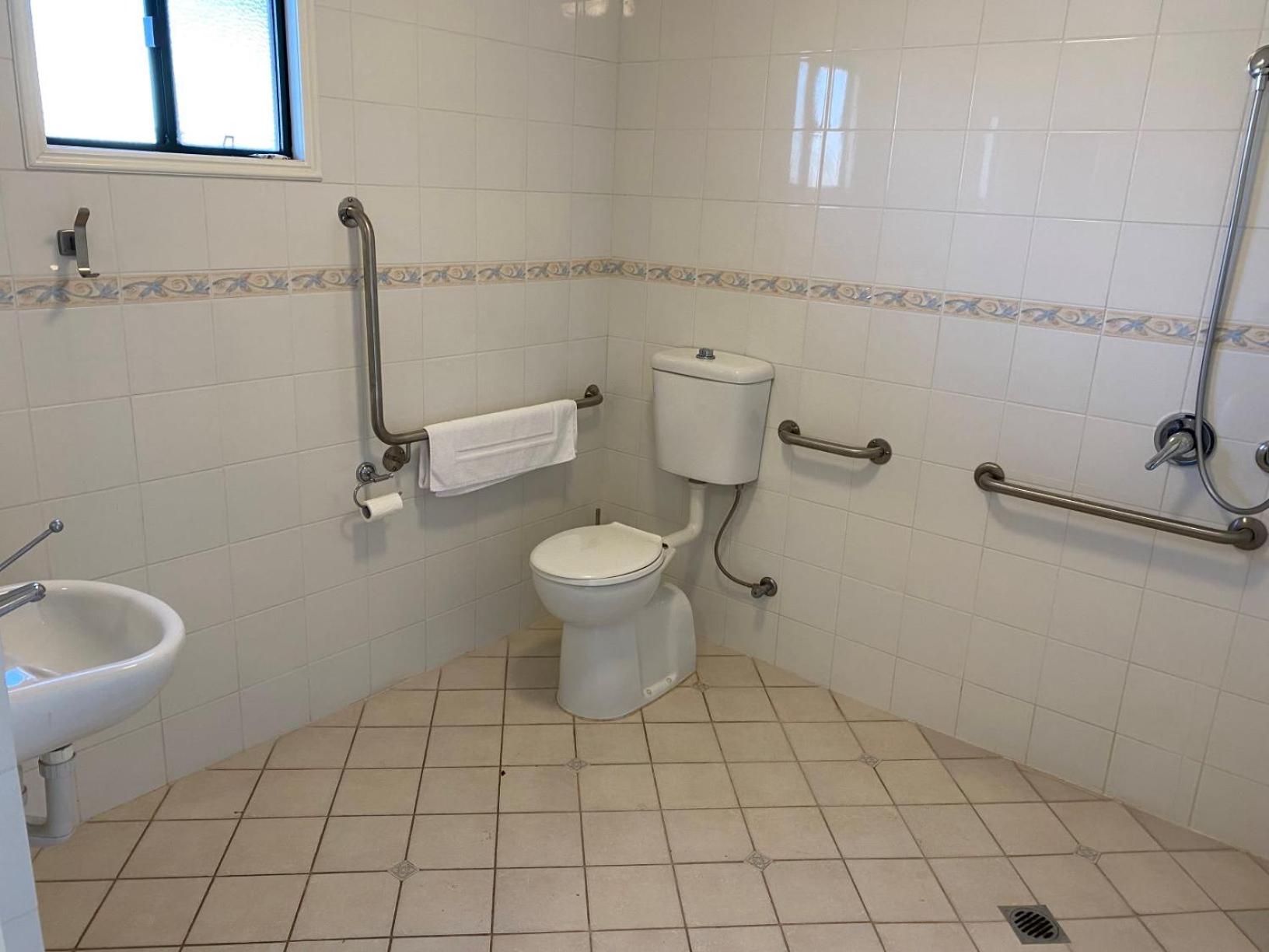 Queen Room - Disability Access photo 3
