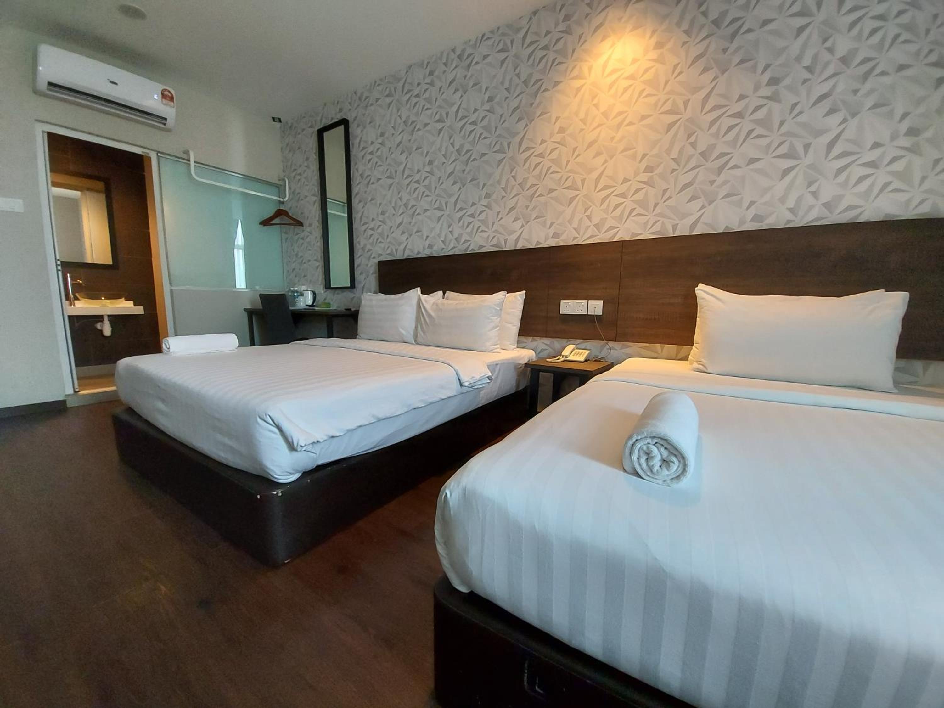 Family Queen Single Room With Window