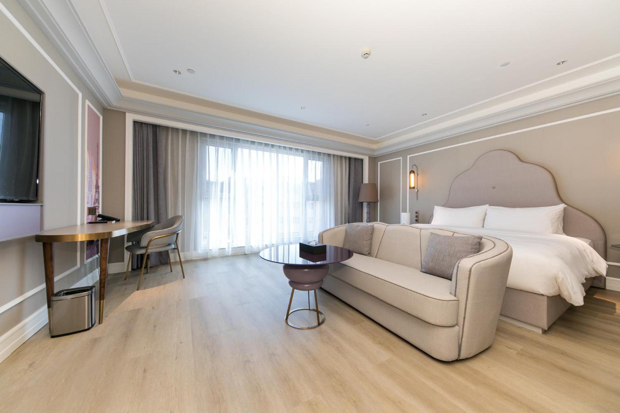 Privilege Suite with One King  Bed photo 3