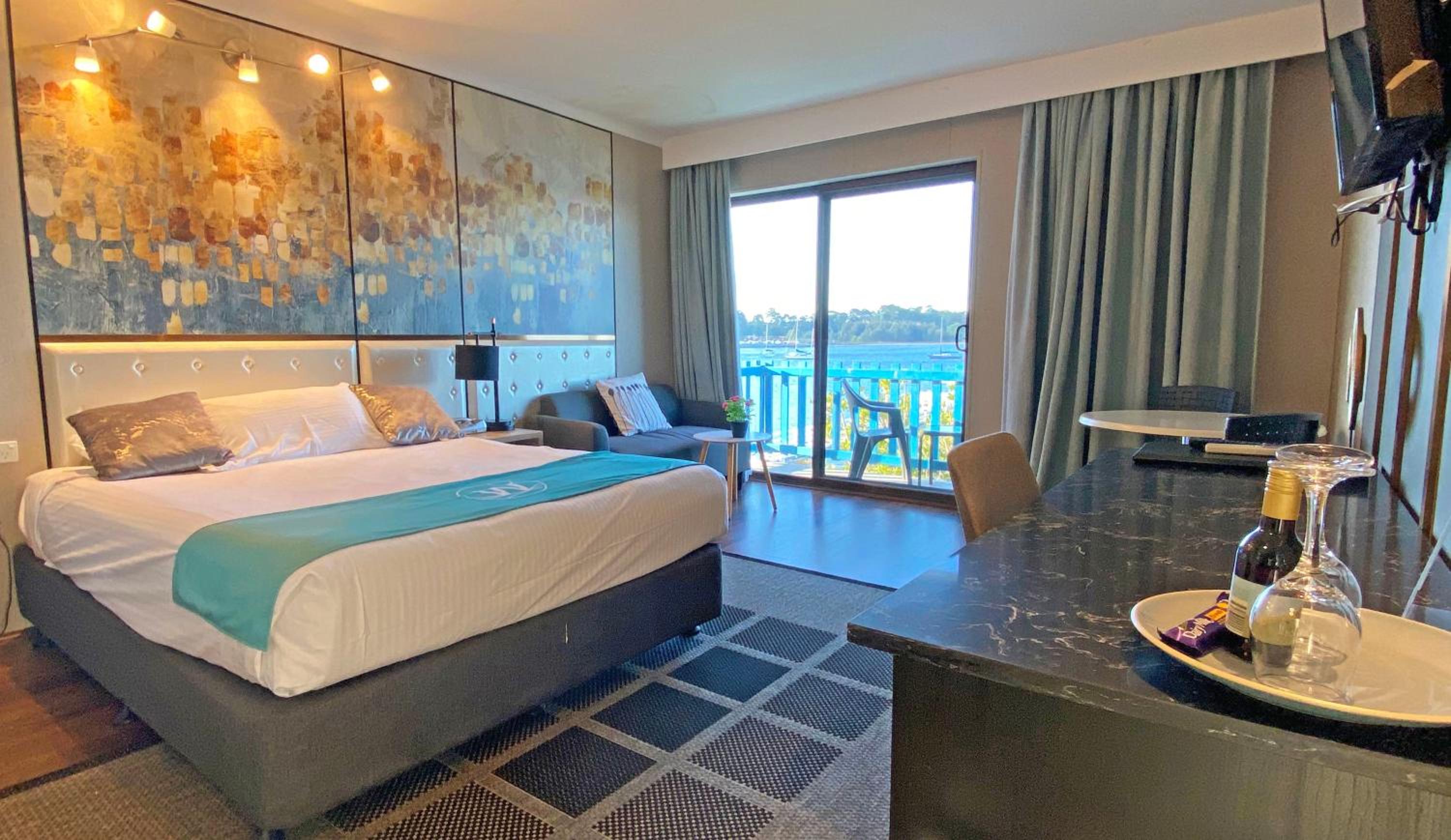 Deluxe Queen Room with Balcony and Sea View photo 1