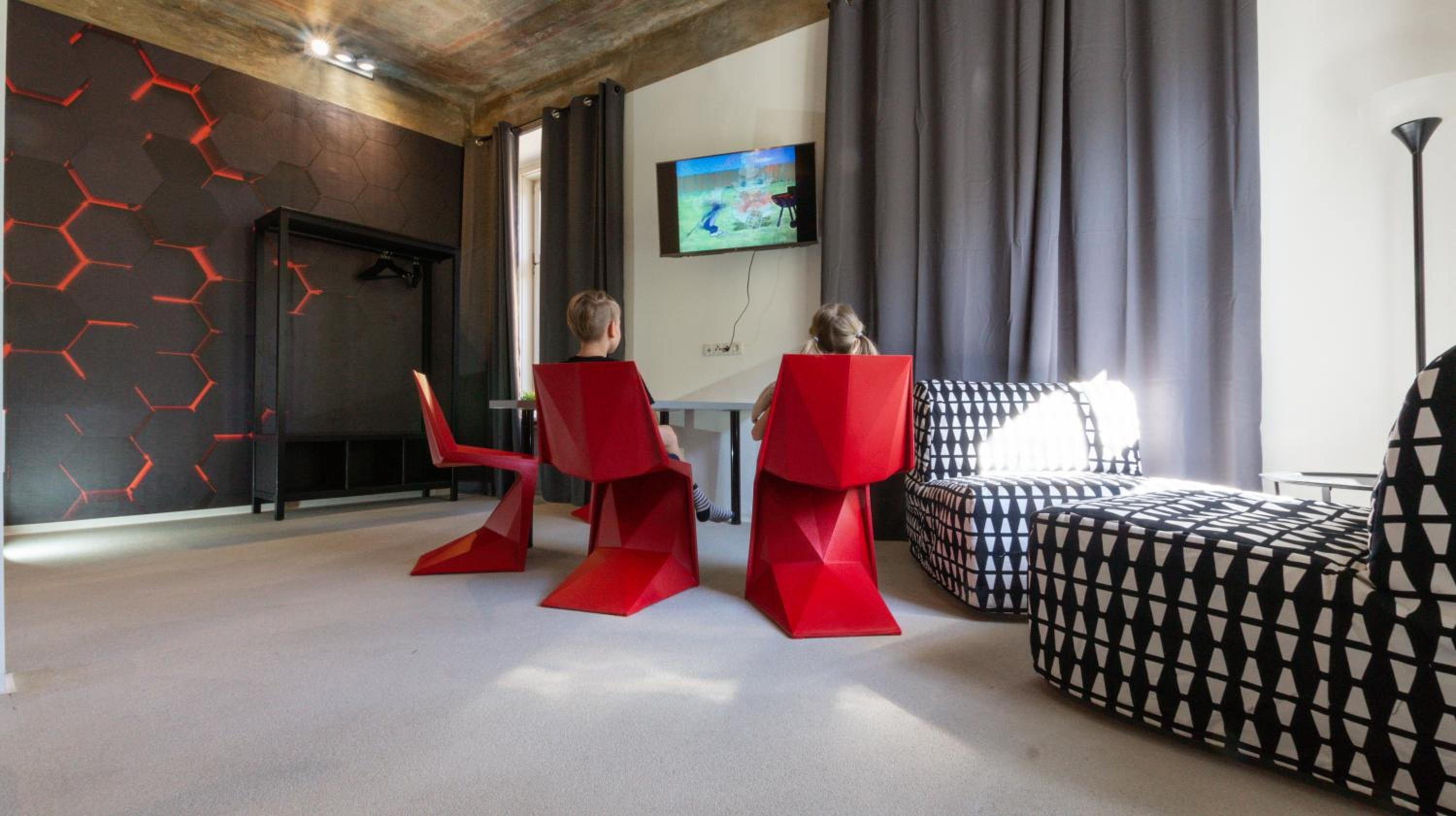 One-Bedroom Apartment - Photo 2