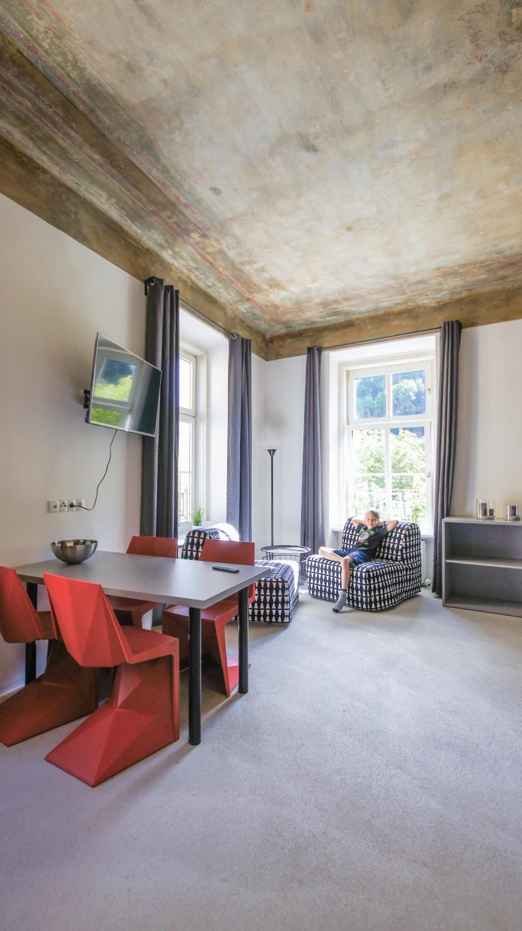 One-Bedroom Apartment - Photo 1