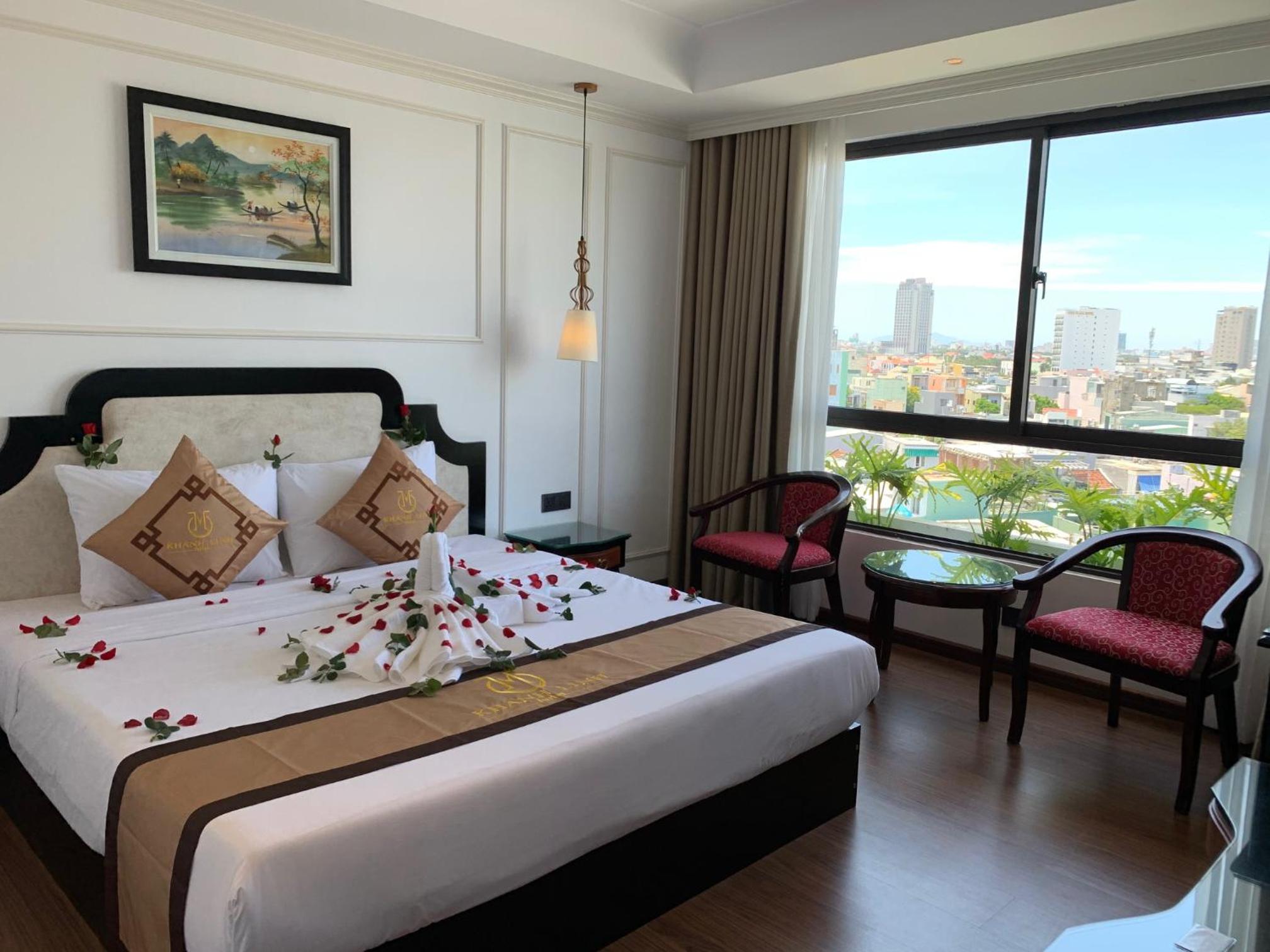 Suite with City View - Photo 13