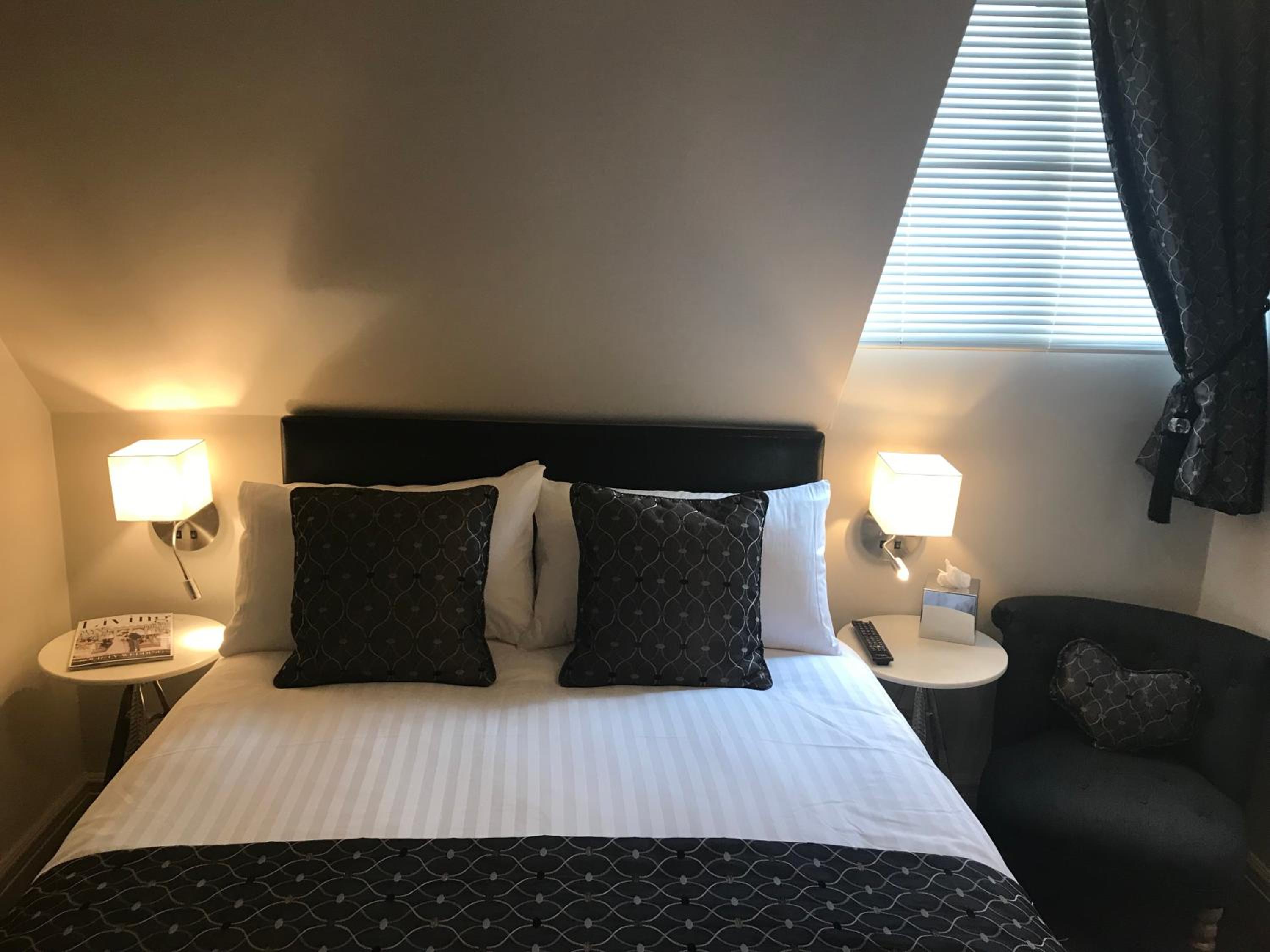 Double Room with Ensuite - Photo 2