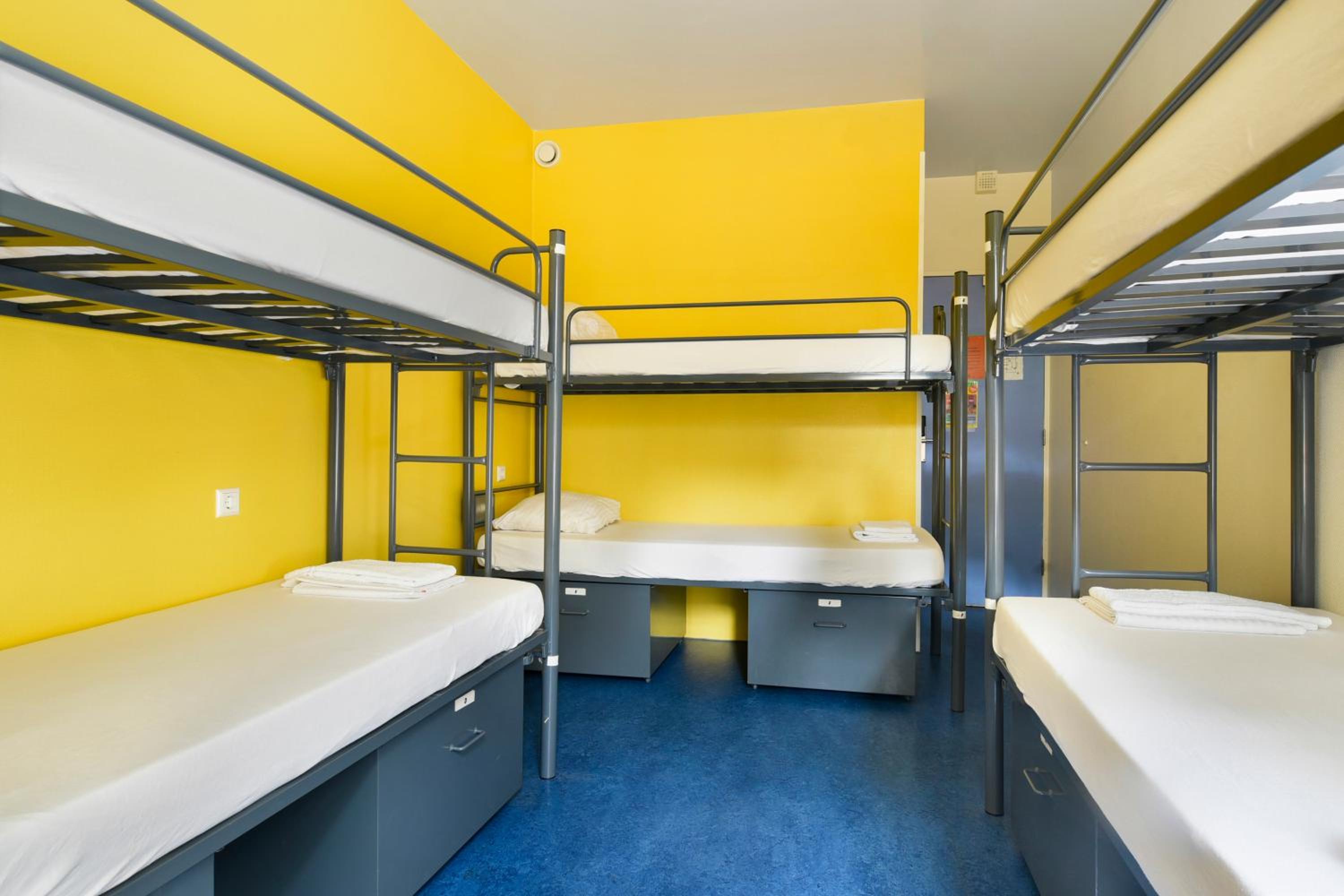 6-Bed Mixed Dormitory Room photo 2
