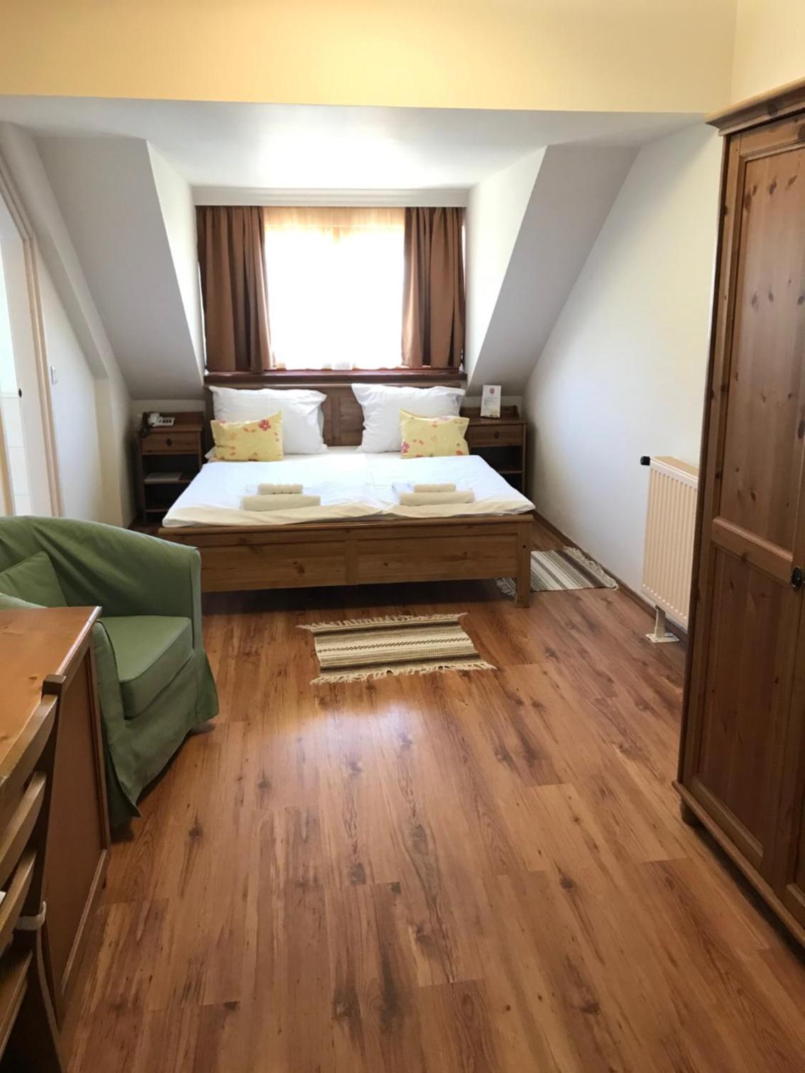Deluxe King Room - Photo 7