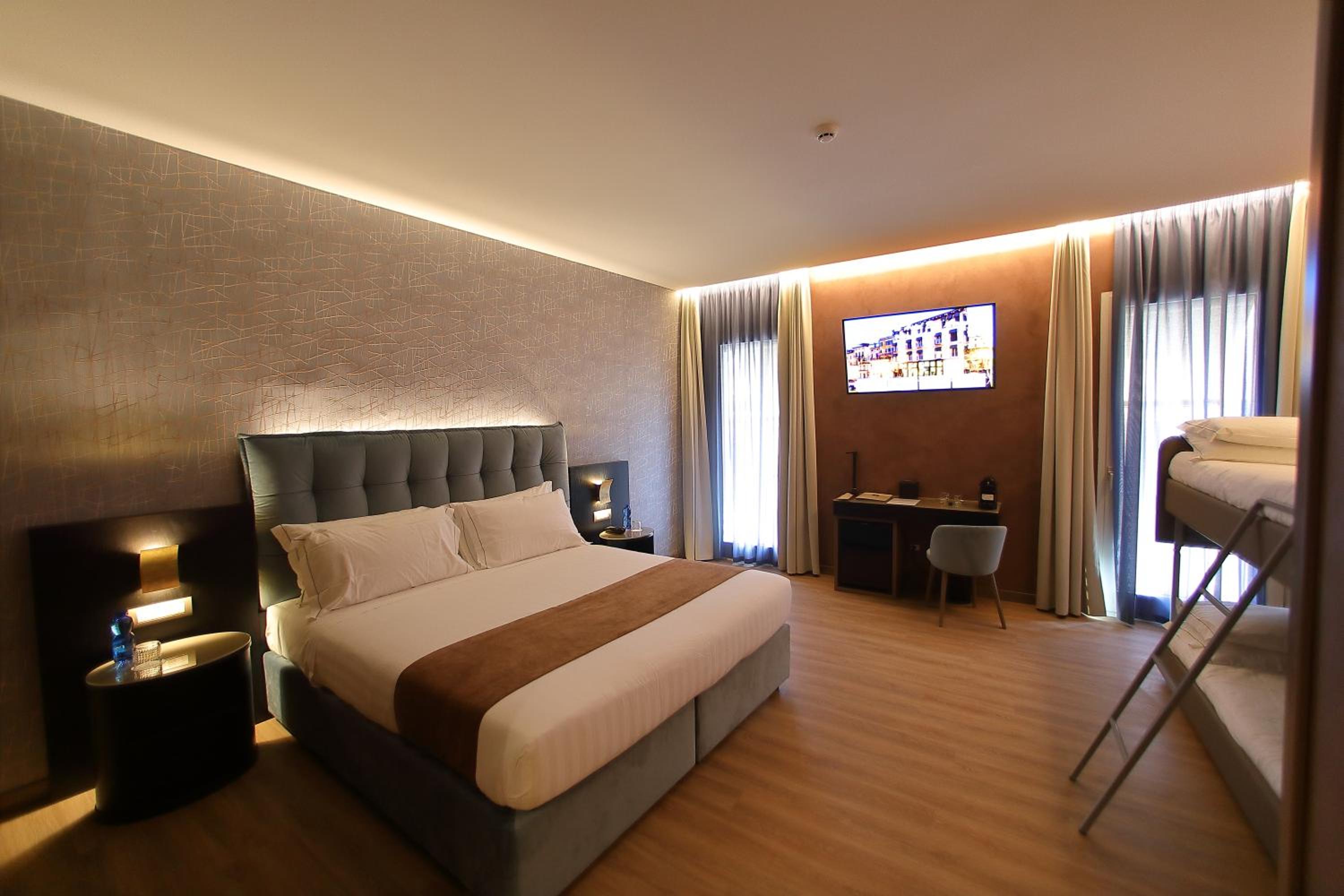 Triple Room with Balcony - Photo 16
