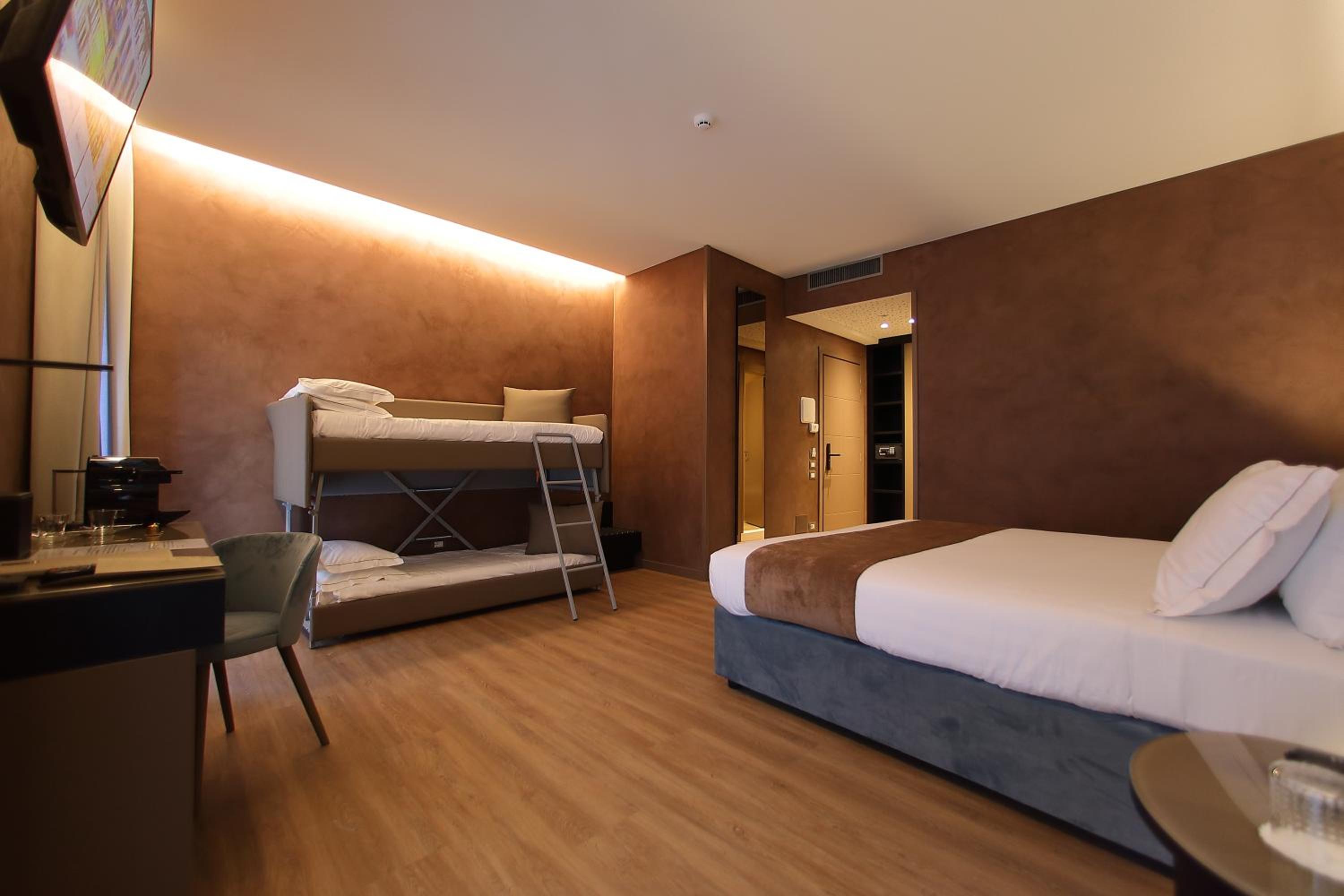 Economy Triple Room - Photo 16