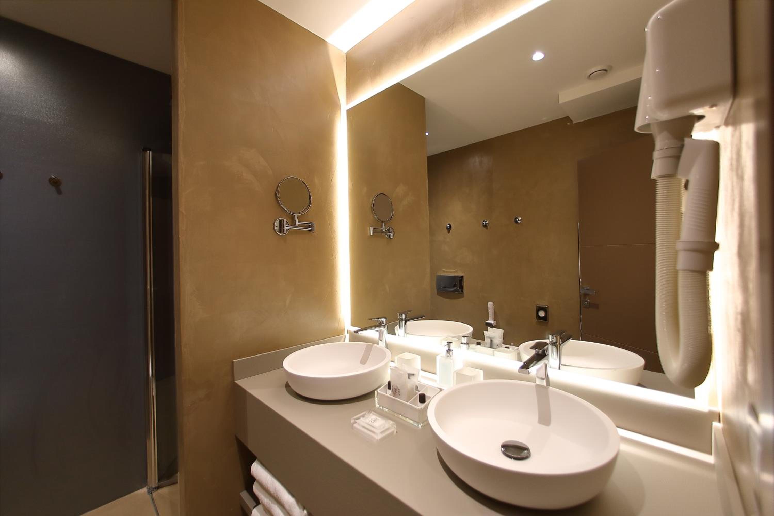 Triple Room with Balcony - Photo 17