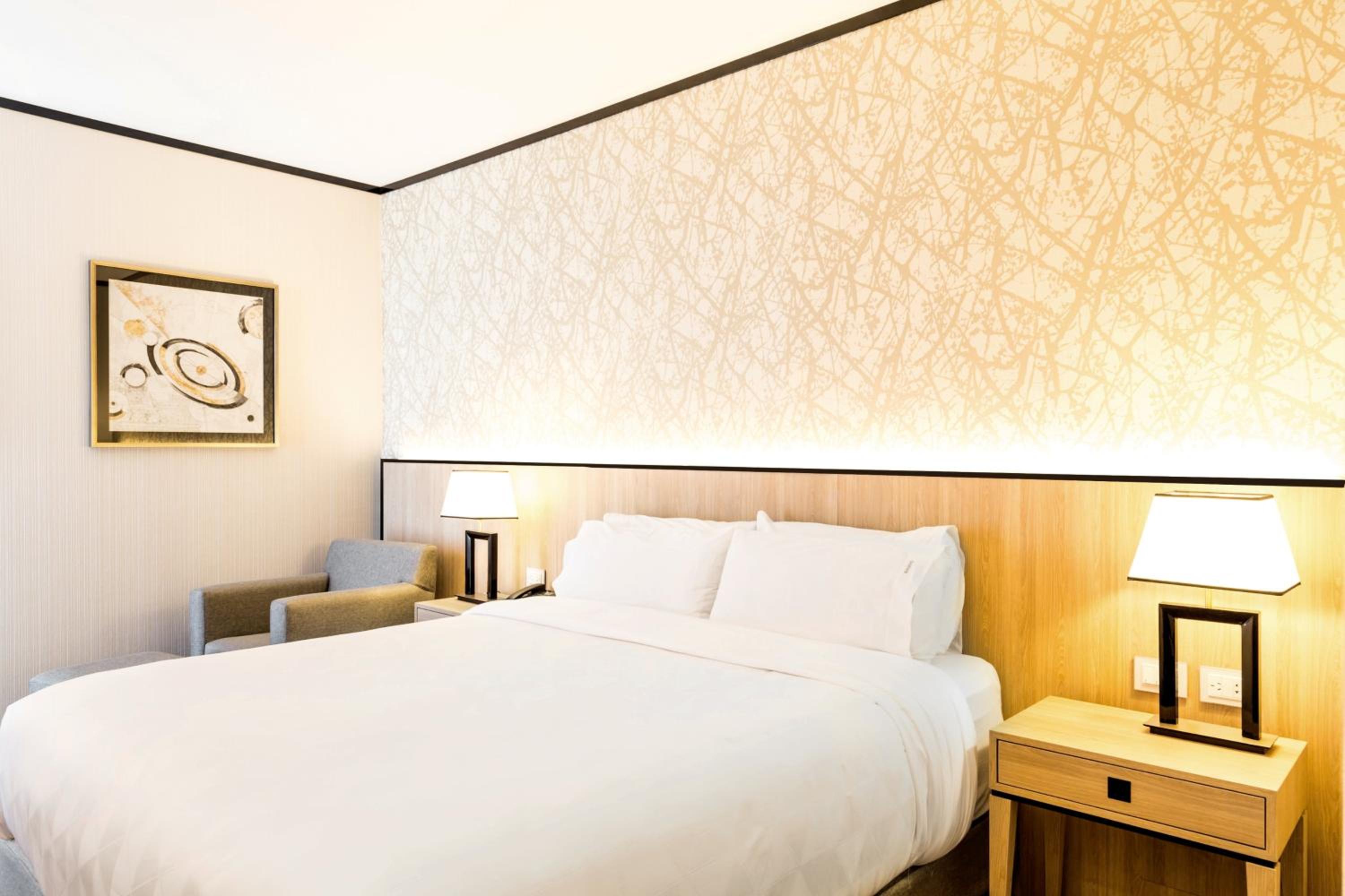 Standard King Room thumbnail 5