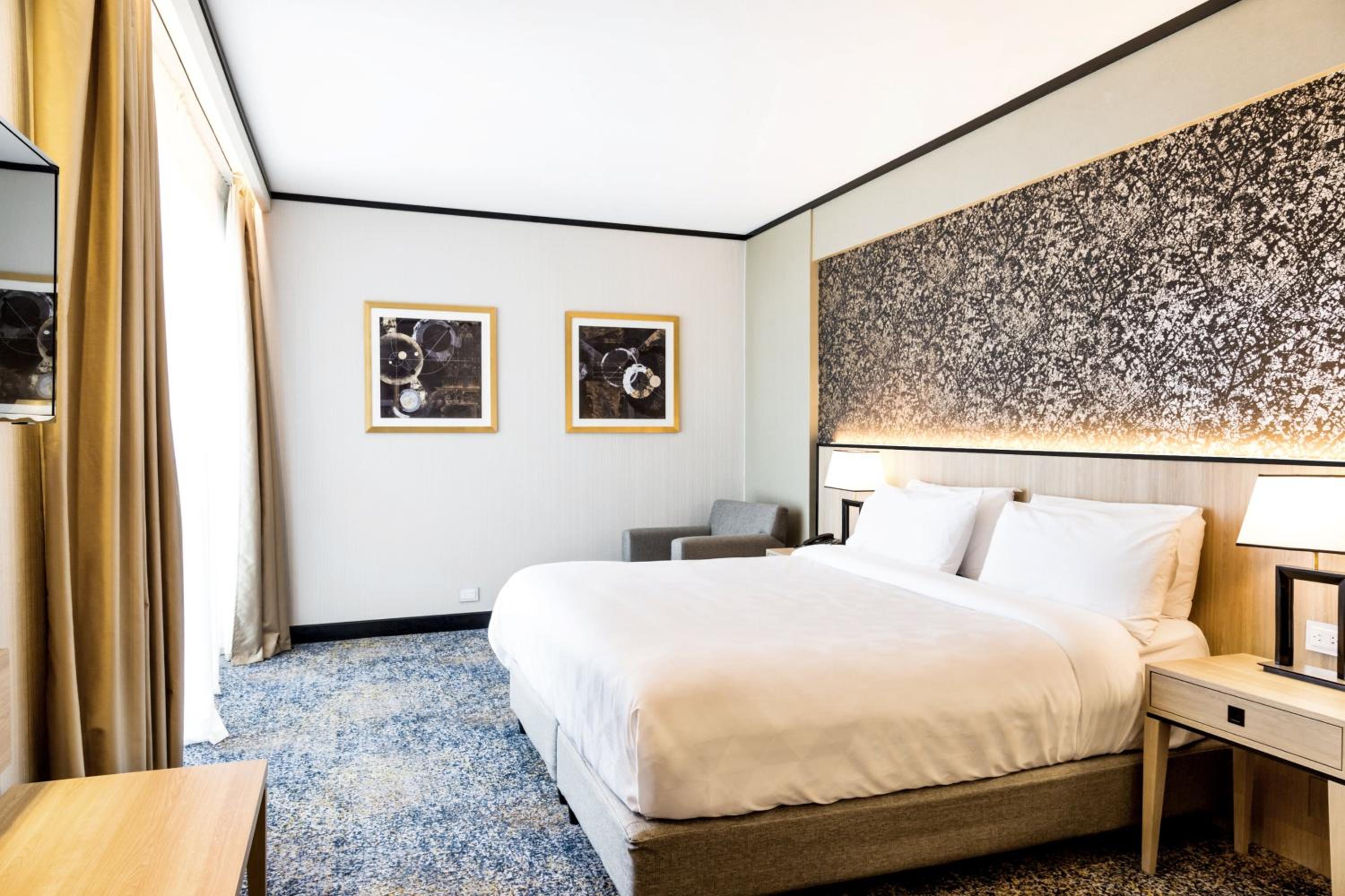 Premium King Room thumbnail 6